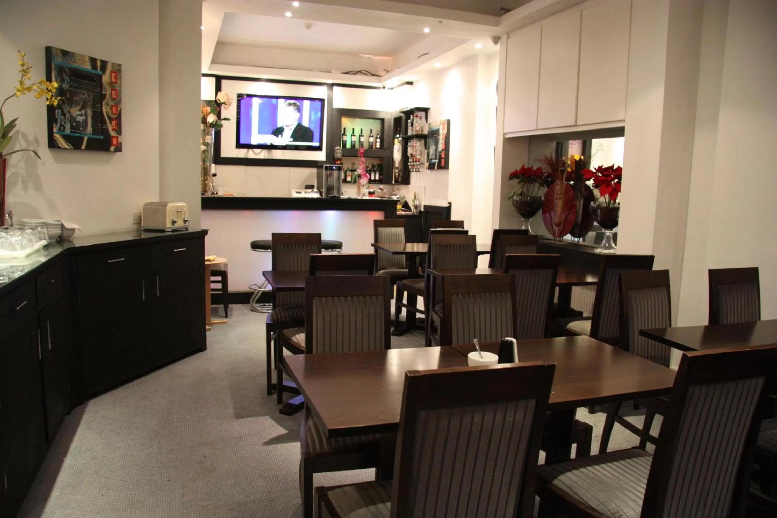 Restaurant/places to eat in Admiral Hotel at Park Avenue