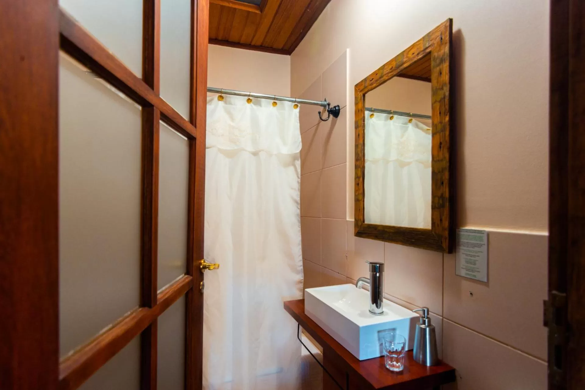 Bathroom in Hostería El Galpón Del Glaciar