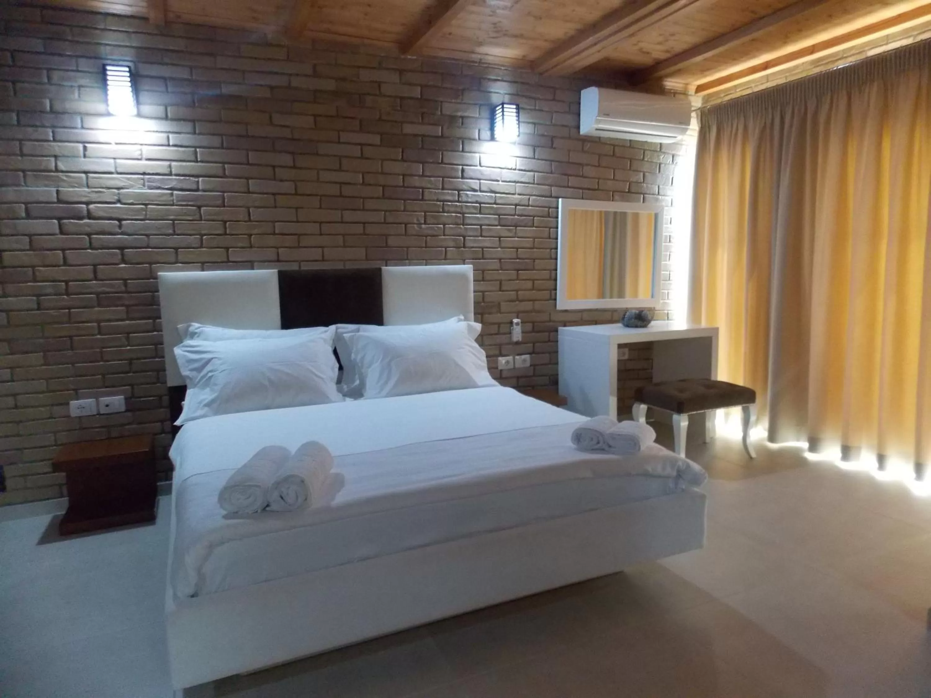 TV and multimedia, Bed in Hotel Piccolino