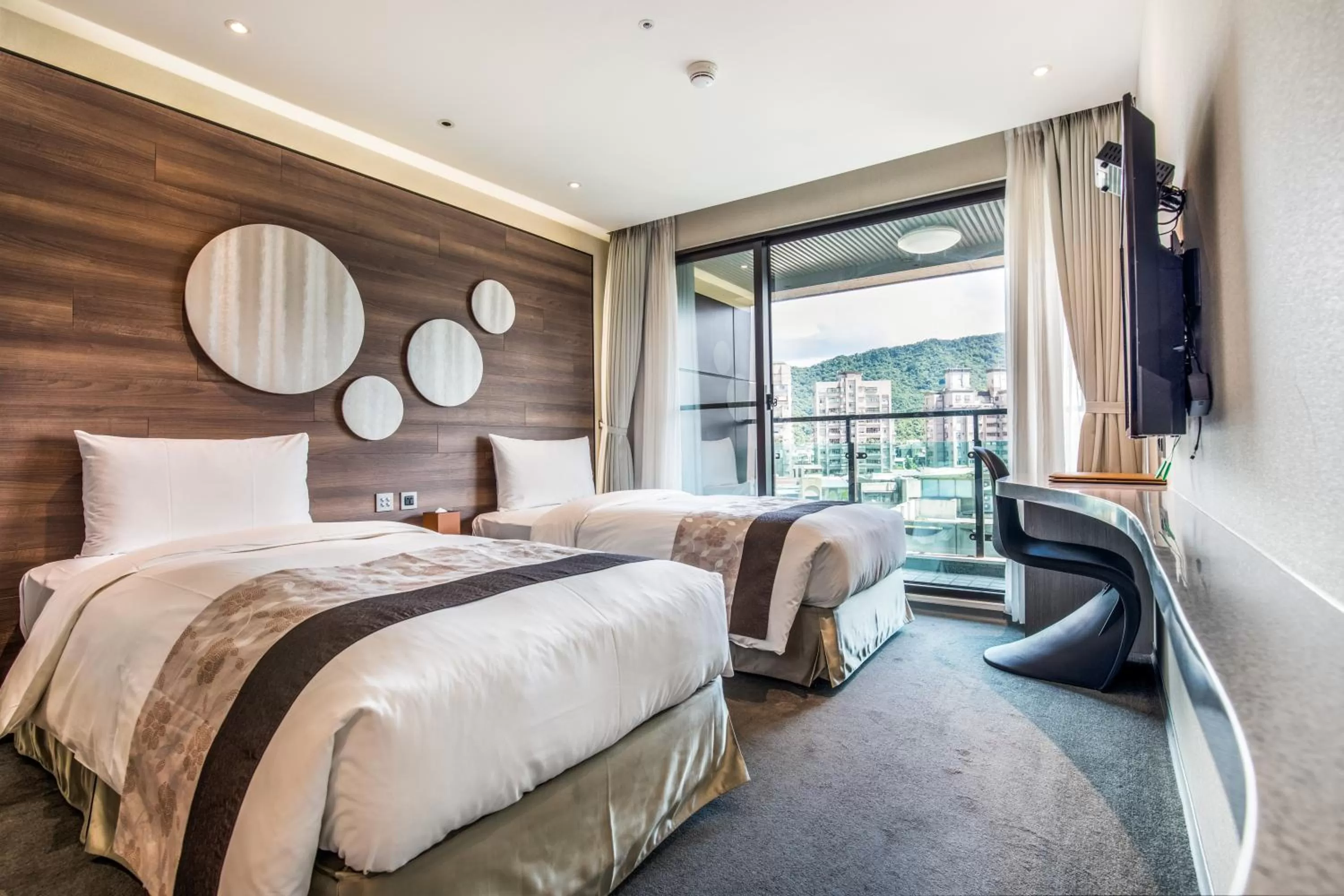 Photo of the whole room, Bed in Green World SongShan