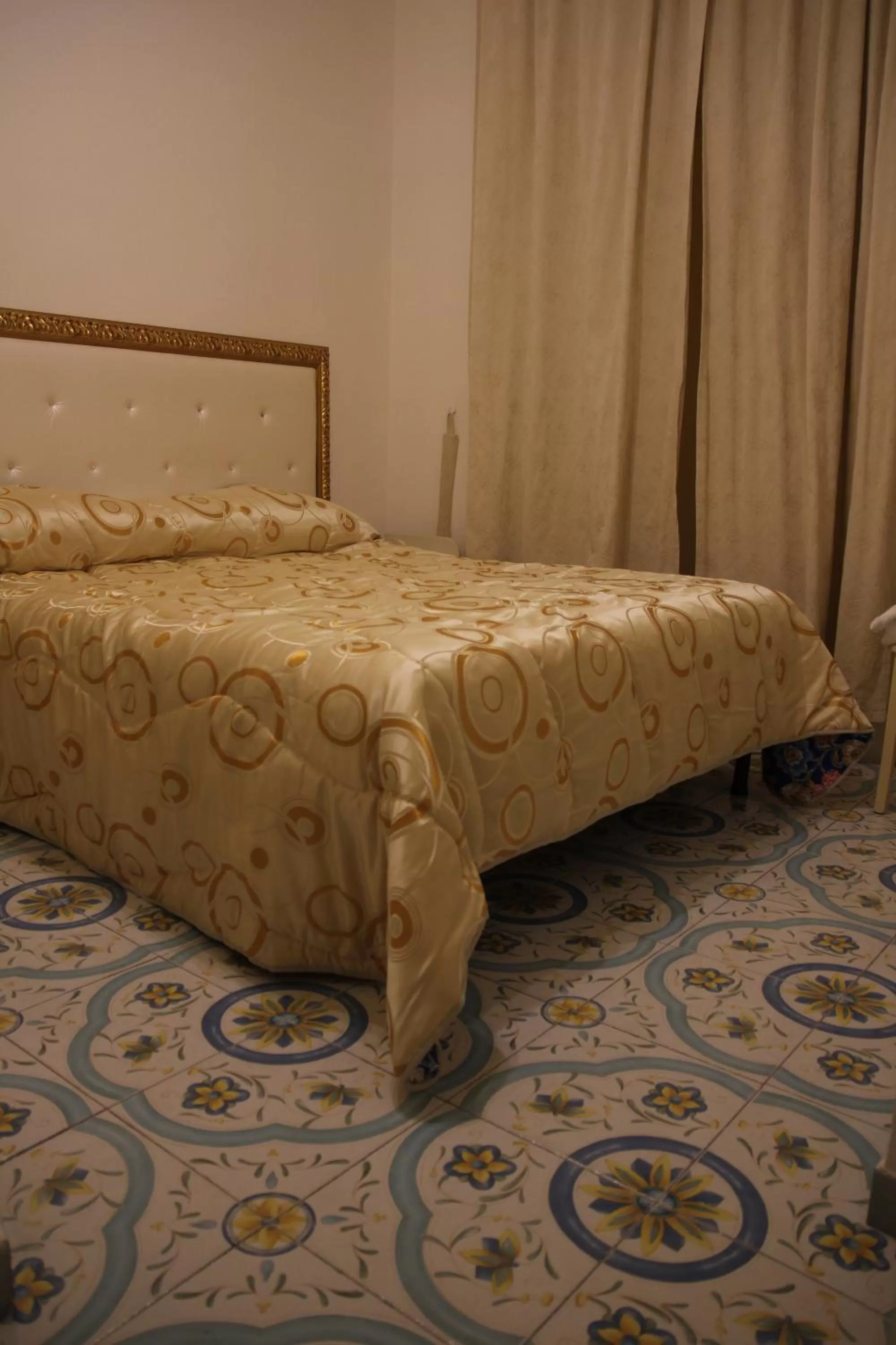 Photo of the whole room, Bed in beb rosy central station