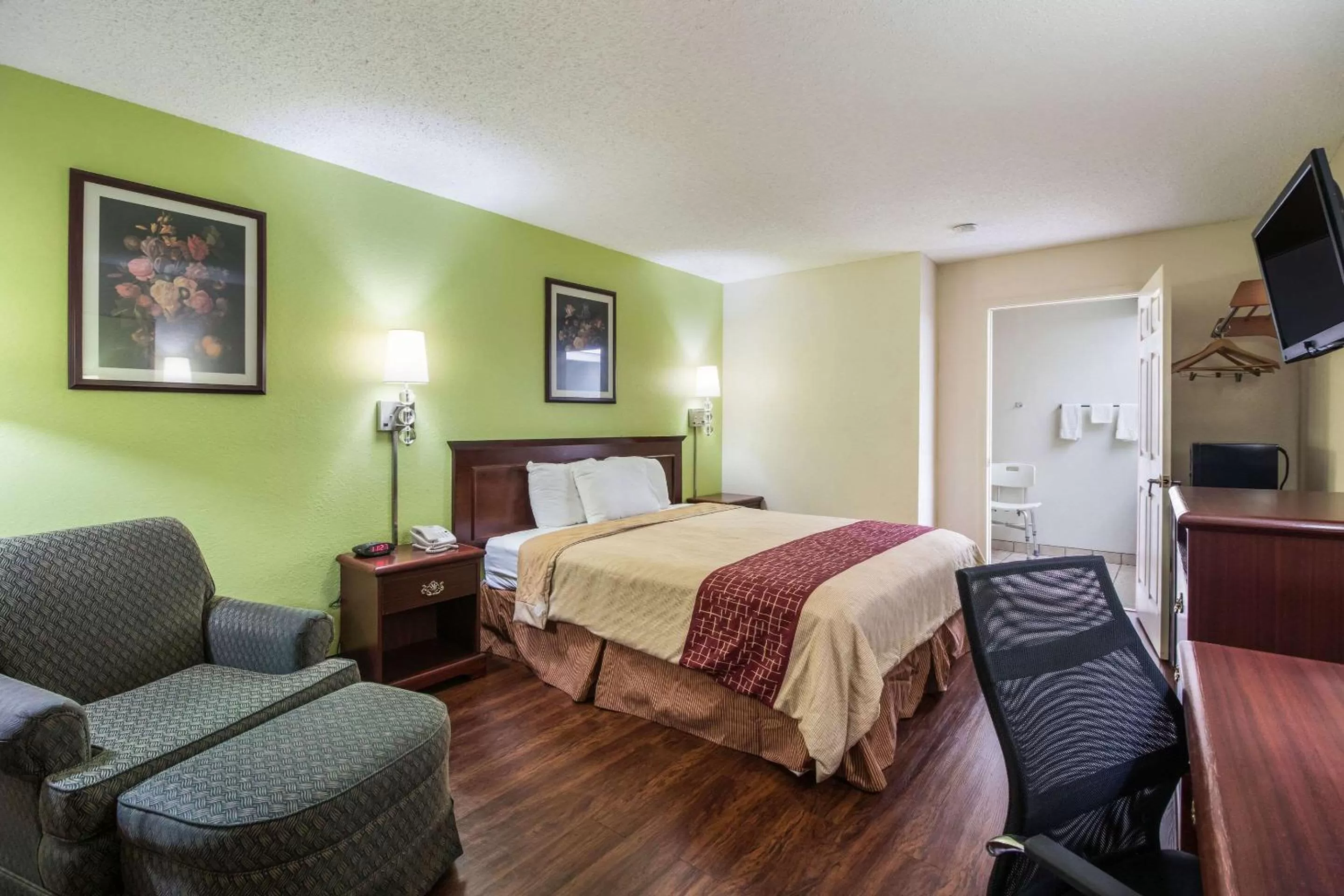 Photo of the whole room, Bed in Rodeway Inn Bolivar
