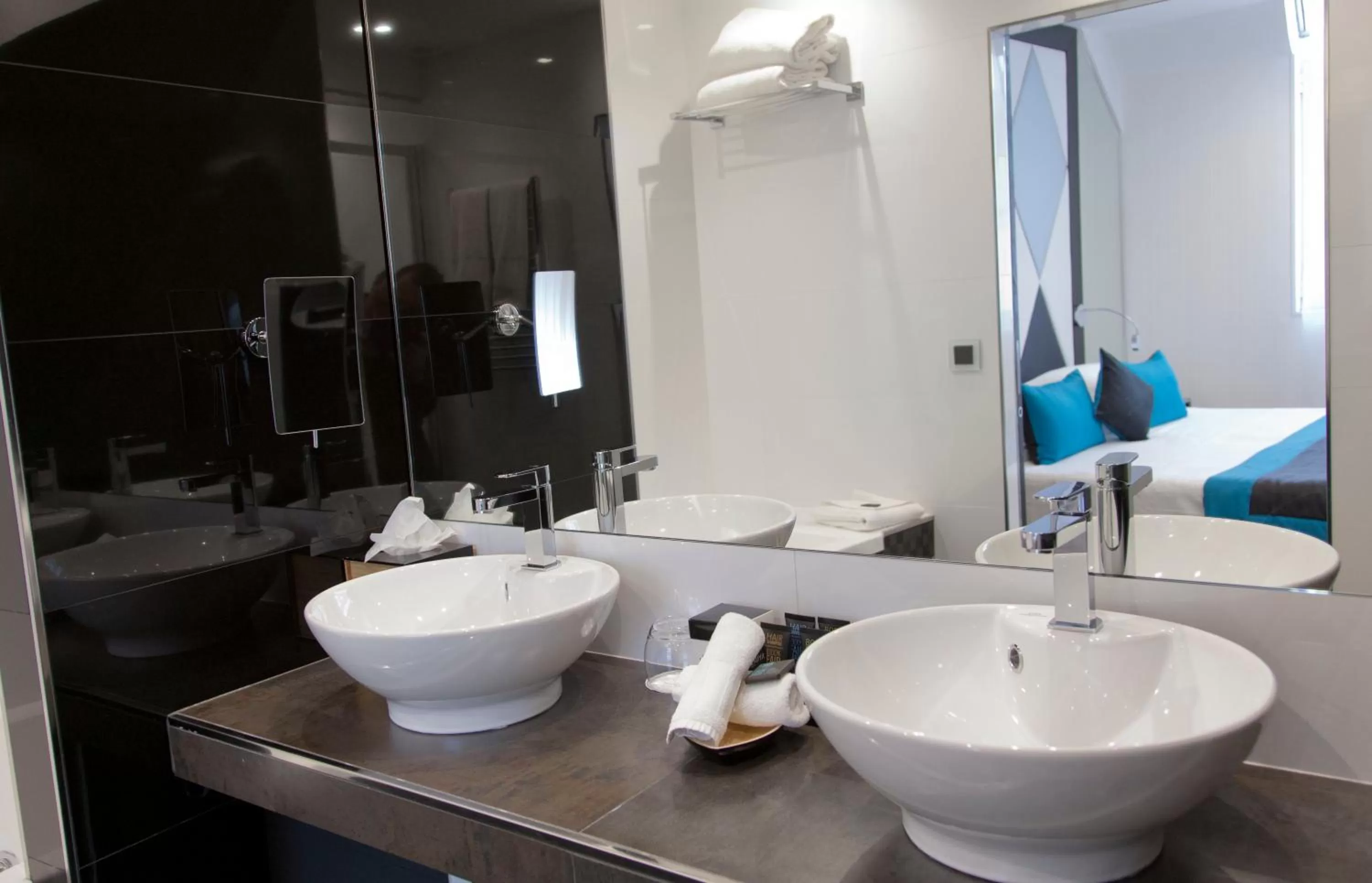 Bathroom in L'Empire Paris - Louvre