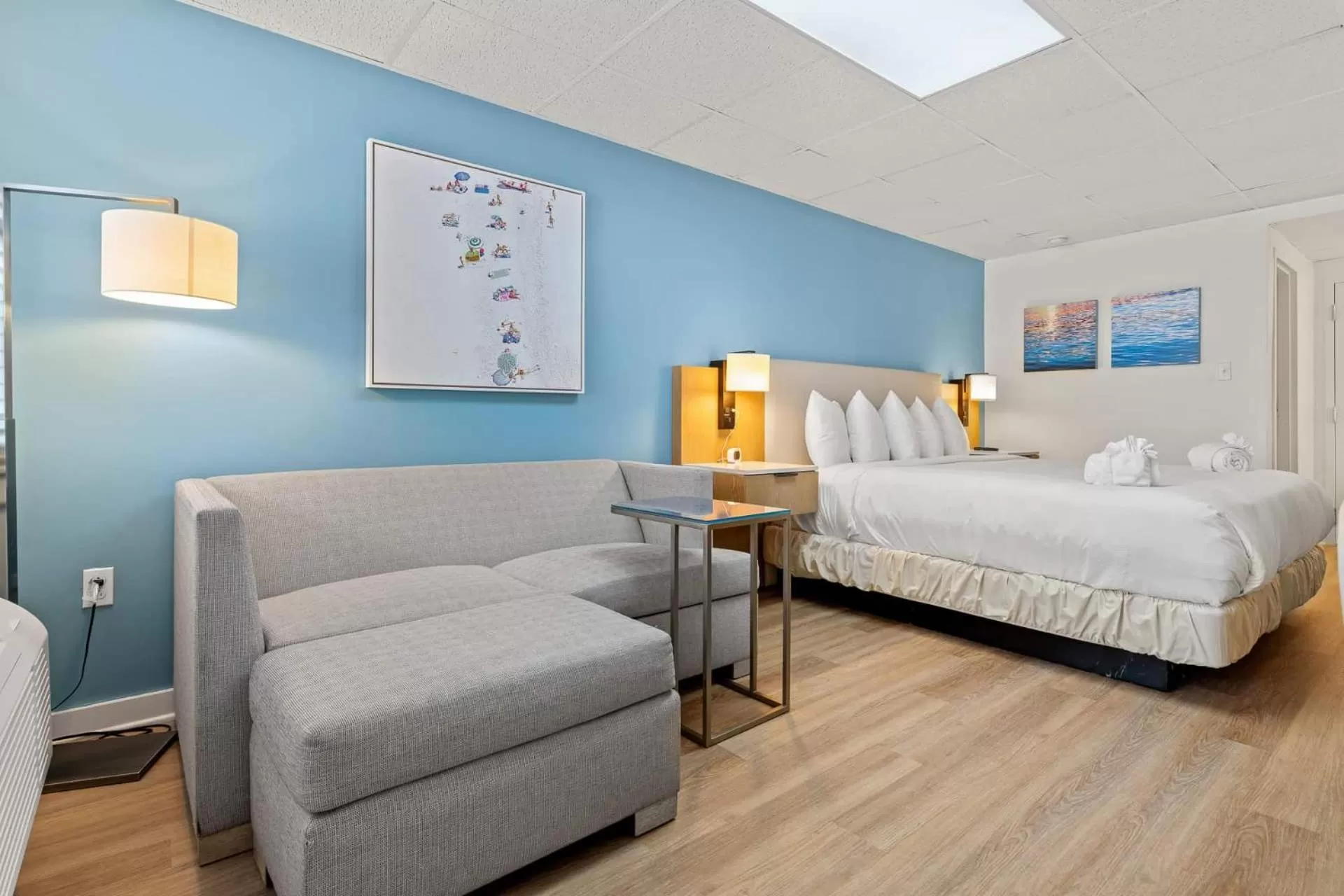 Bed in Hotel Manteo, Trademark Collection by Wyndham