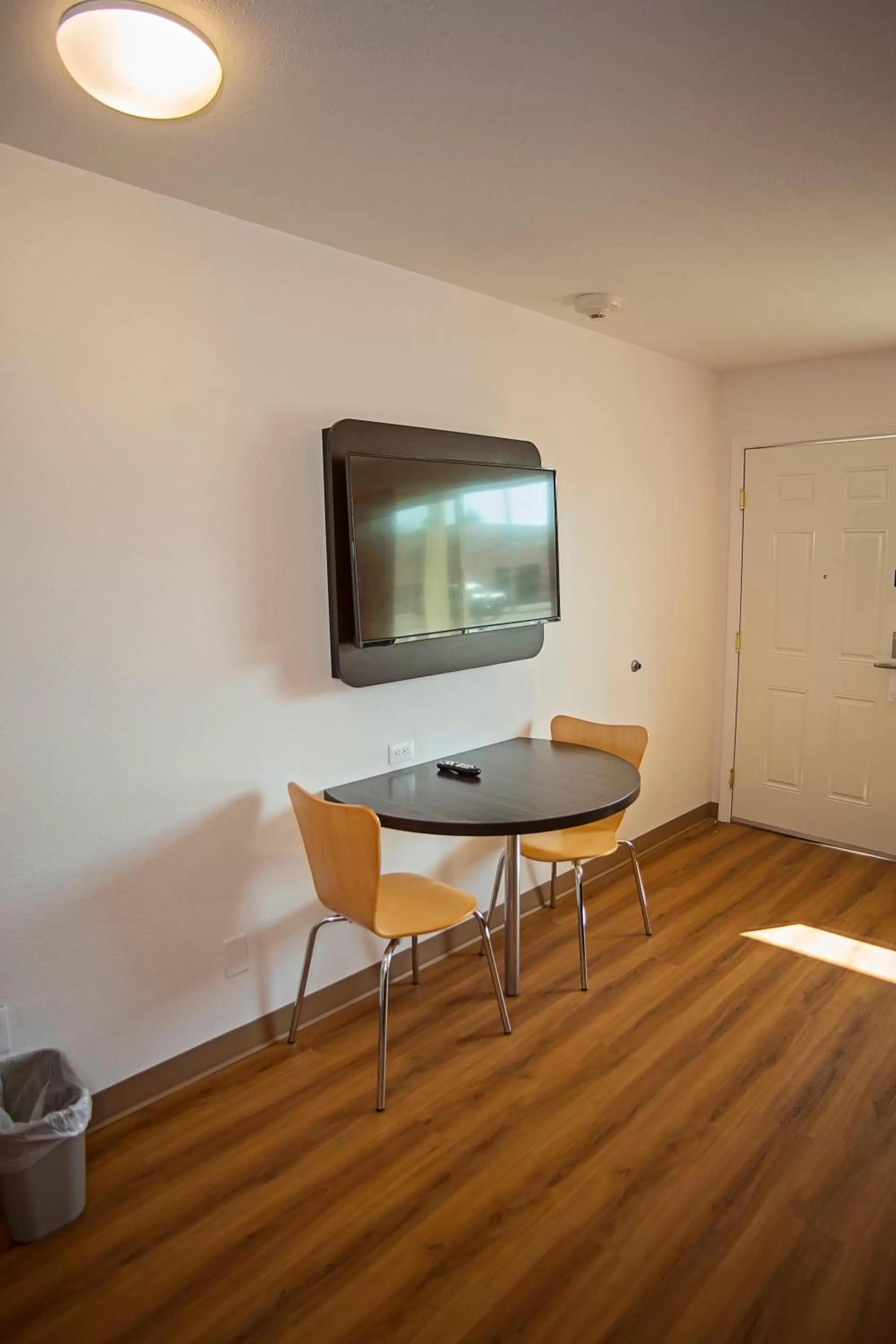 Bedroom, TV/Entertainment Center in Motel 6-Crescent City, CA