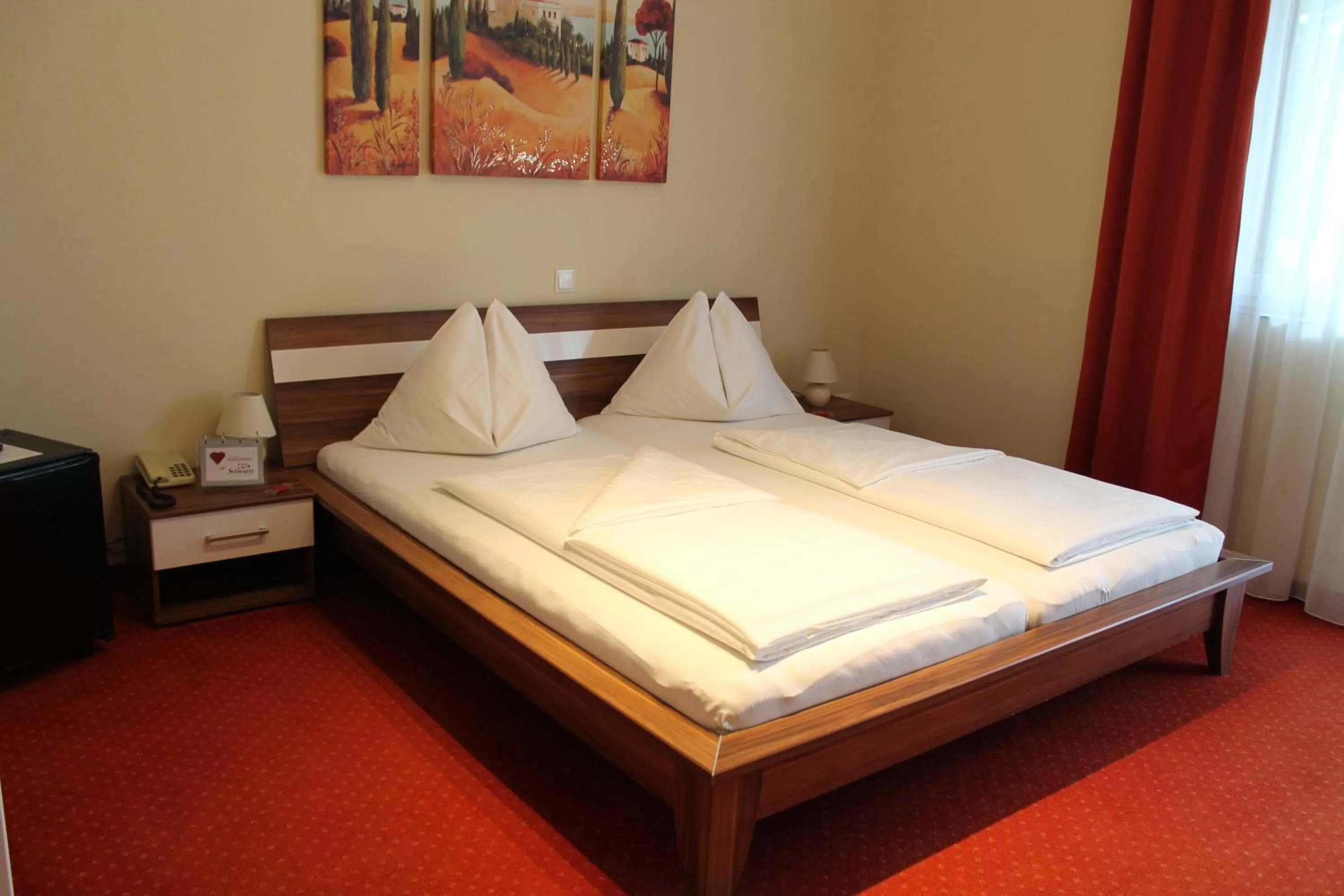 Photo of the whole room, Bed in Hotel Restaurant Schwartz