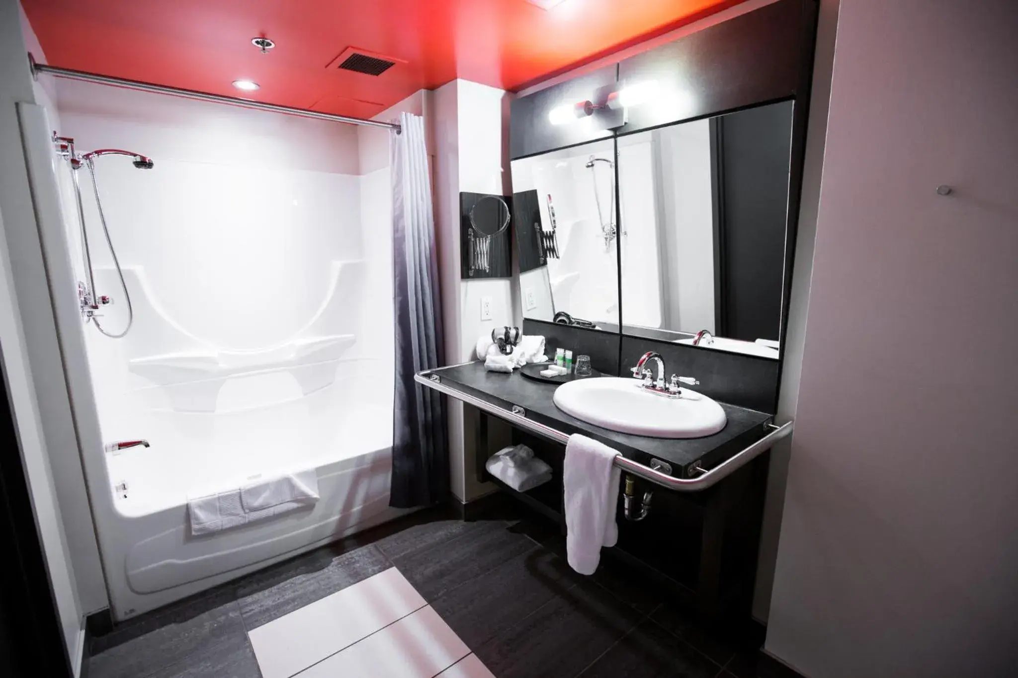 Comfort Queen Room in Grand Times Hotel - Aeroport de Quebec Comfort Queen Room in Grand Times Hotel - Aeroport de Quebec