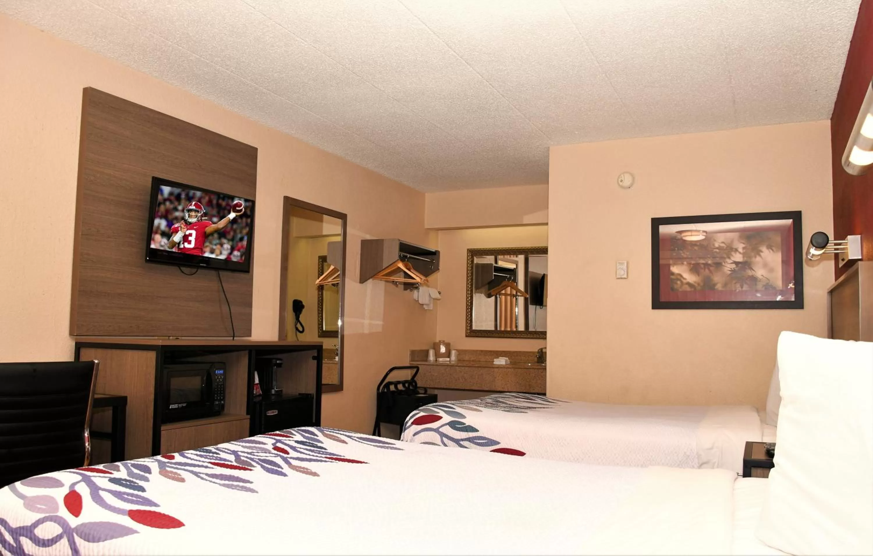 Photo of the whole room, Bed in Red Roof Inn Richmond South