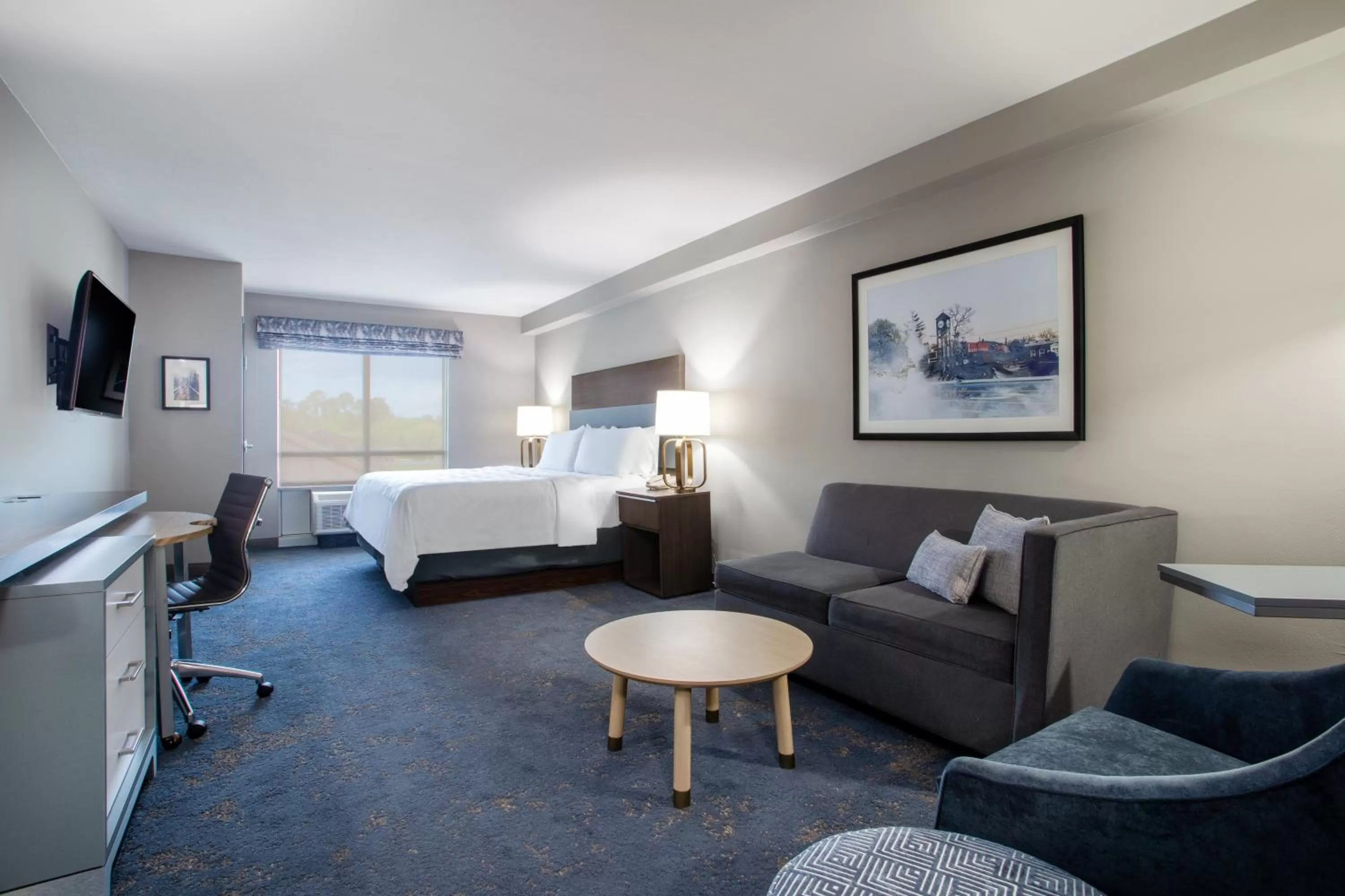 Photo of the whole room, Bed in Holiday Inn Valdosta Conference Center by IHG