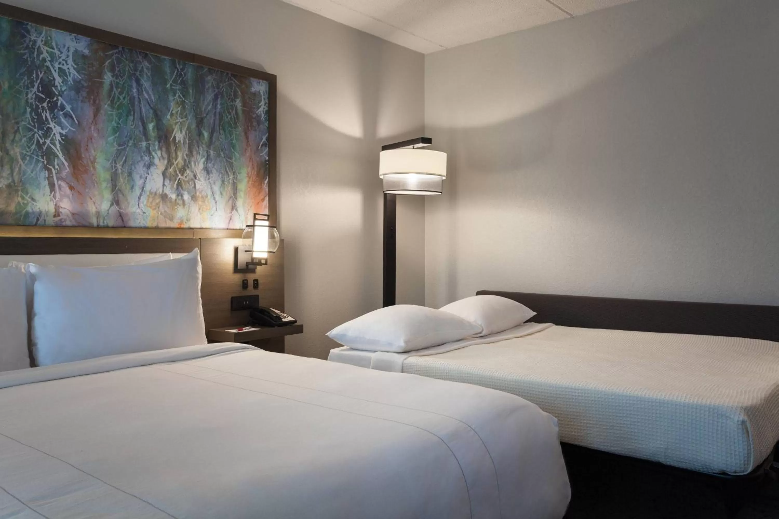 Photo of the whole room, Bed in Marriott Savannah Riverfront