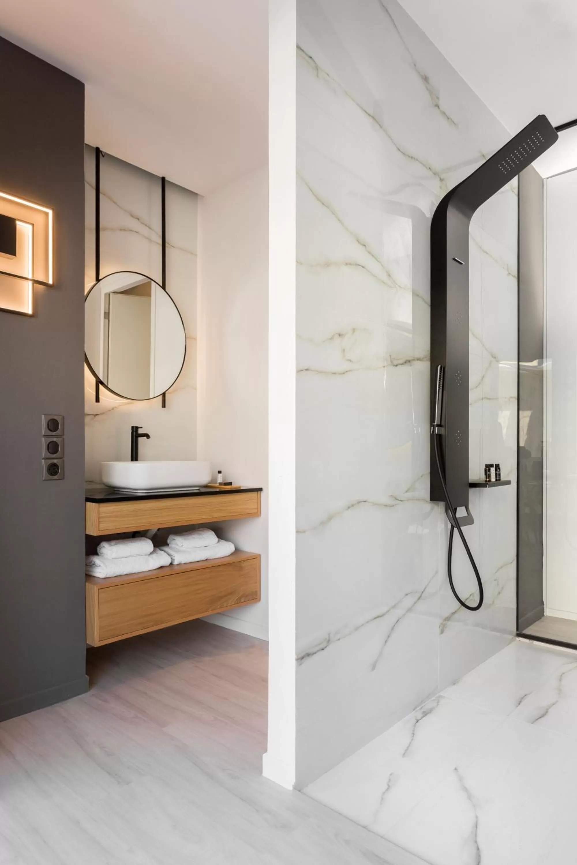 Shower, Bed in LUX&EASY Athens Downtown Apartments