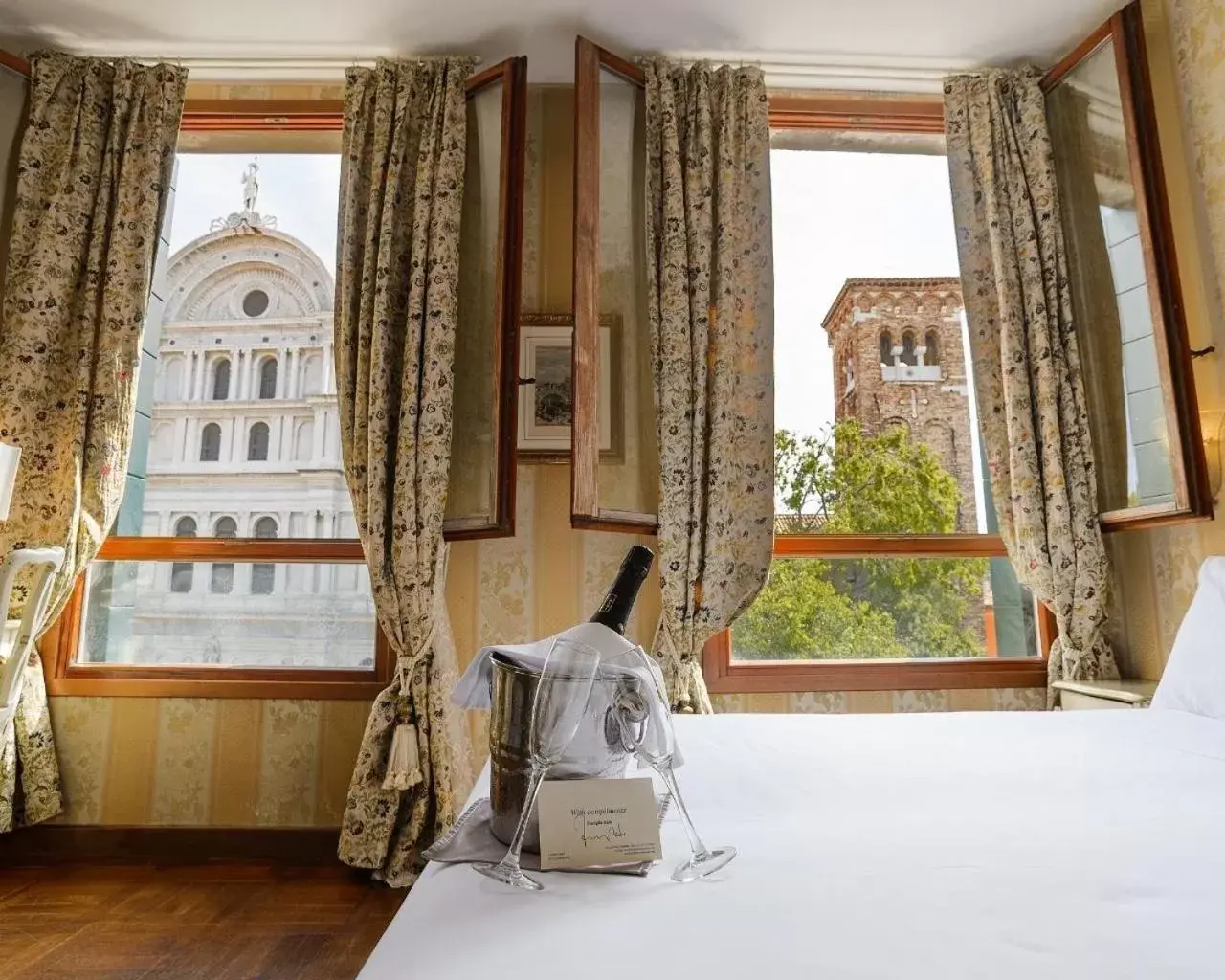 Superior Double or Twin Room with City View in Hotel San Zaccaria Superior Double or Twin Room with City View in Hotel San Zaccaria