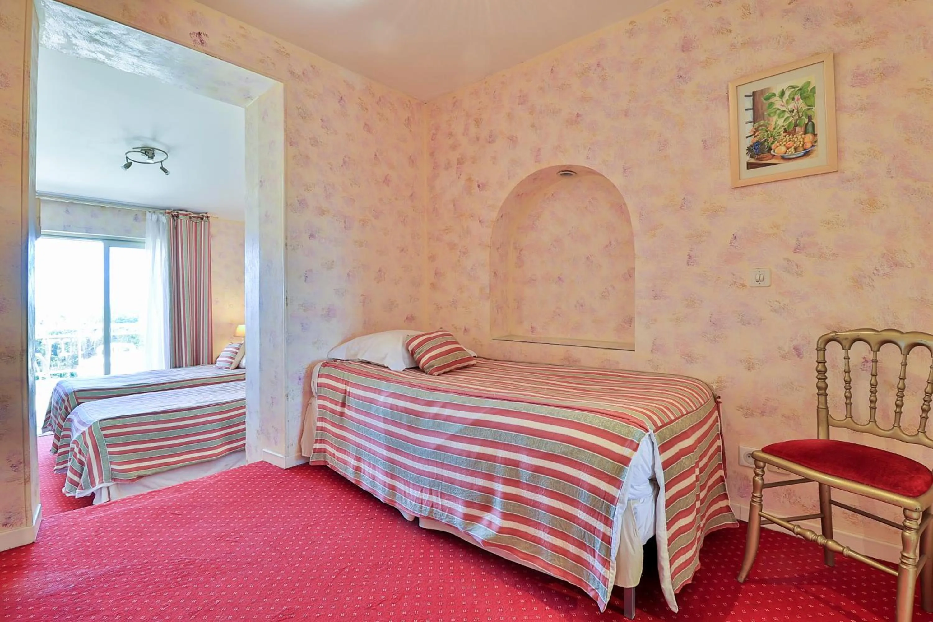 Bed in Logis Le Relais Imperial