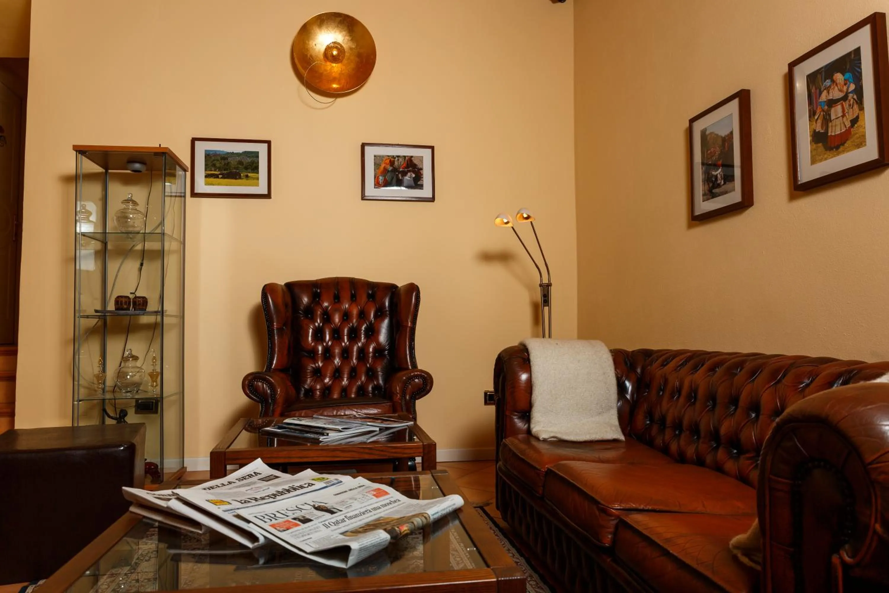 Communal lounge/ TV room in Albergo Orologio