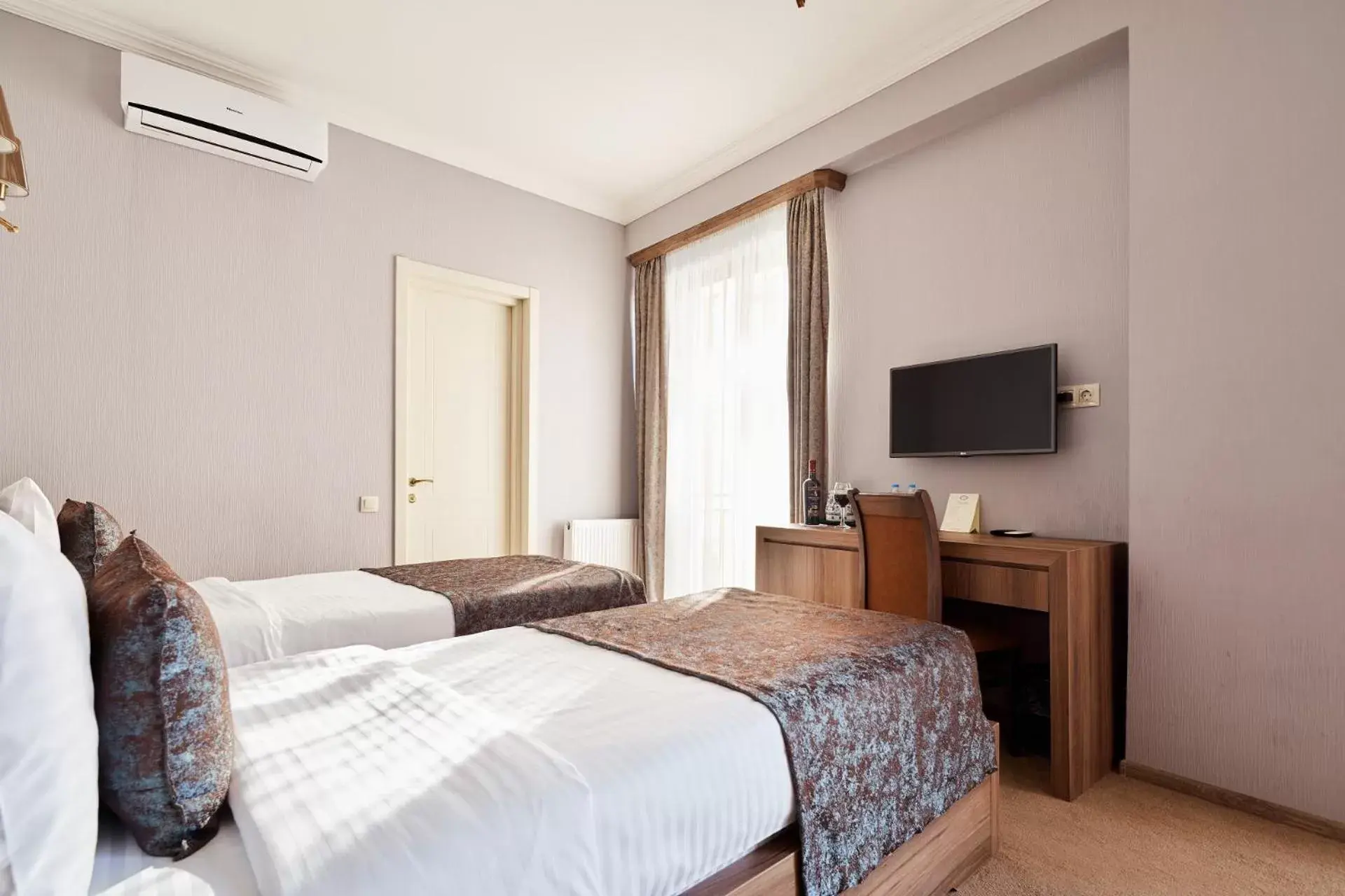 Deluxe Twin Room in Hotel Pushkin Deluxe Twin Room in Hotel Pushkin