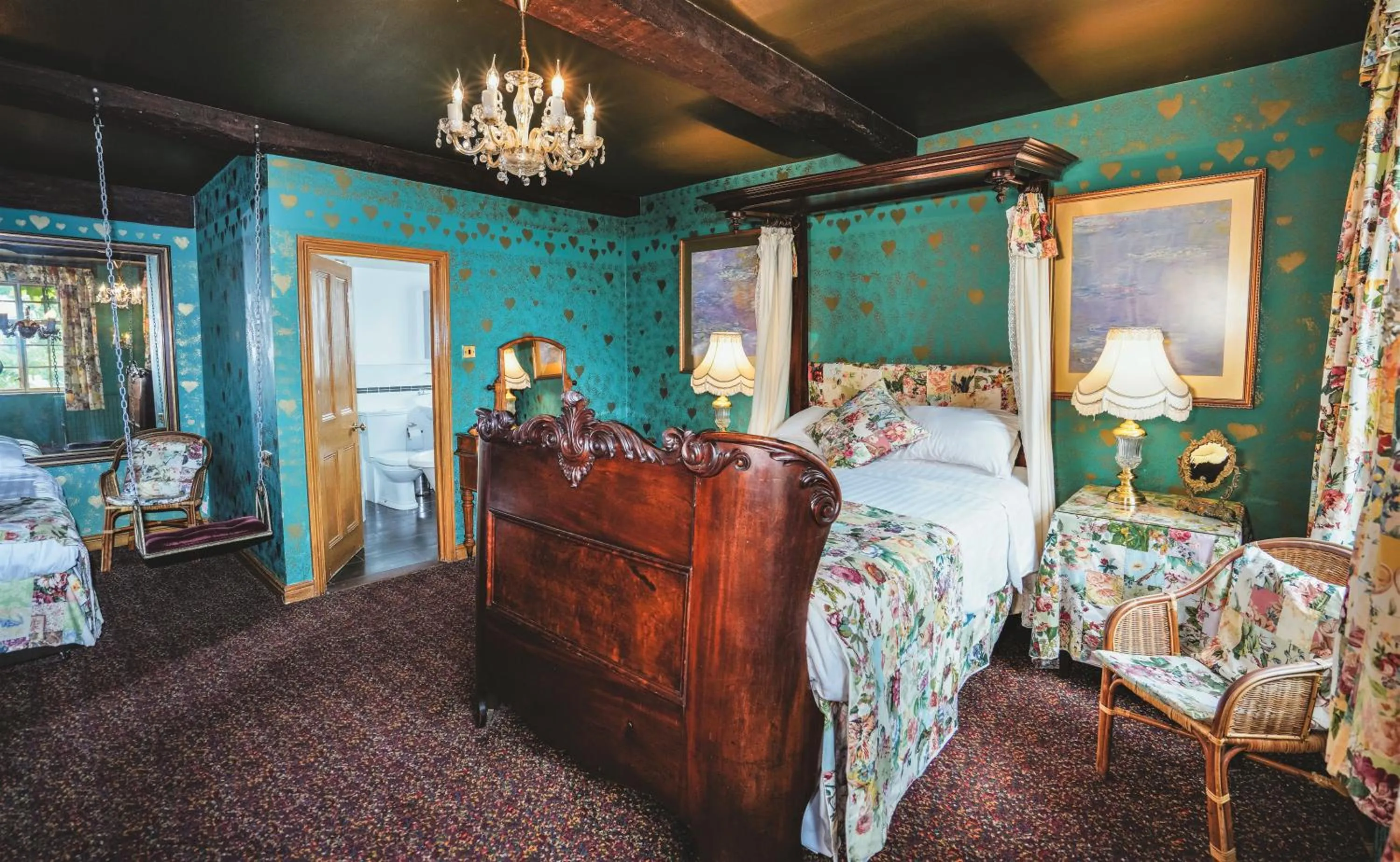 Bed in Hundred House Hotel