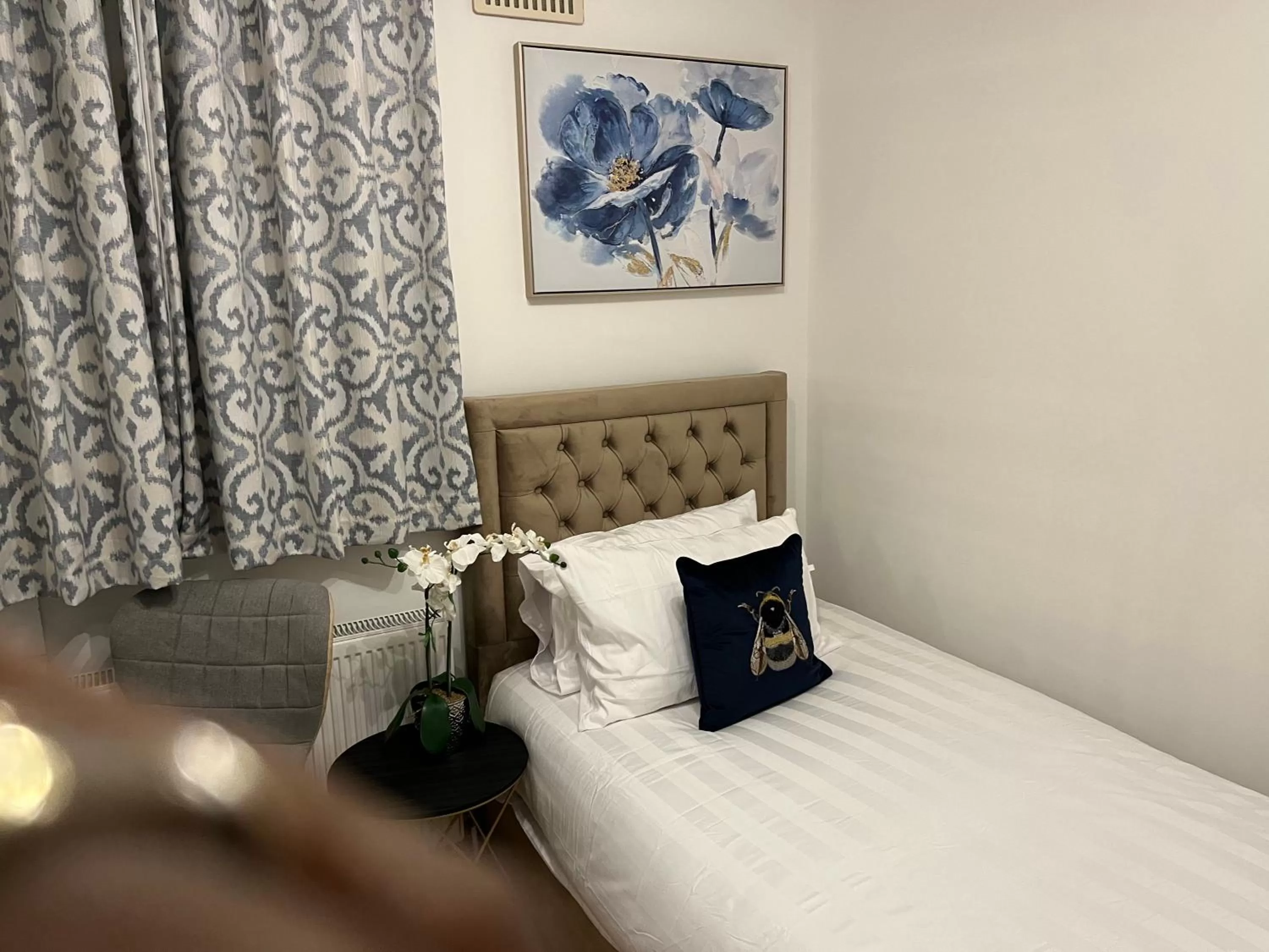 Bed in TJ Homes - Luxury Studio Suite with Garden View - Next to tube station London