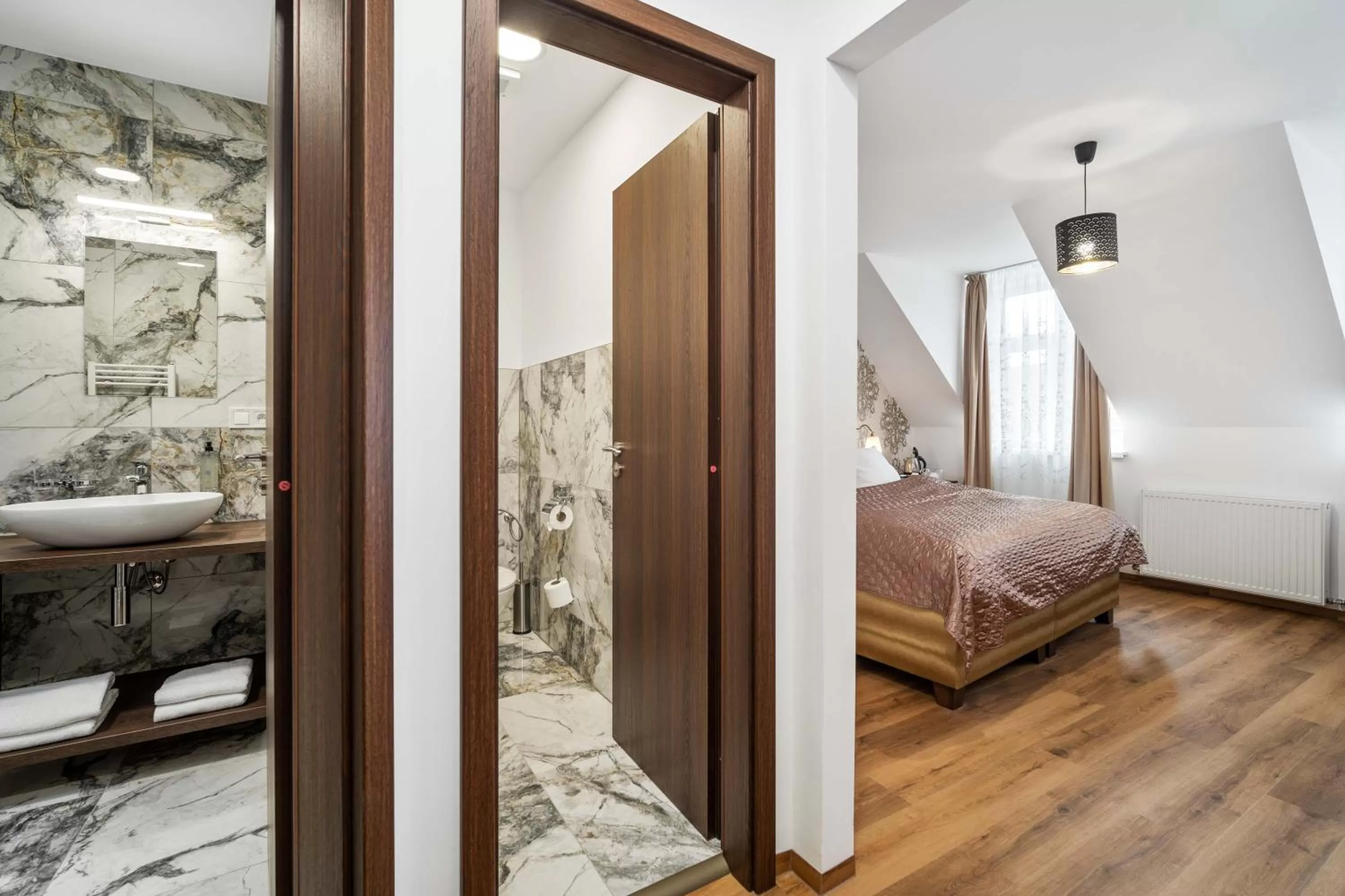 Bathroom, Bed in Hotel MAXPLAZA