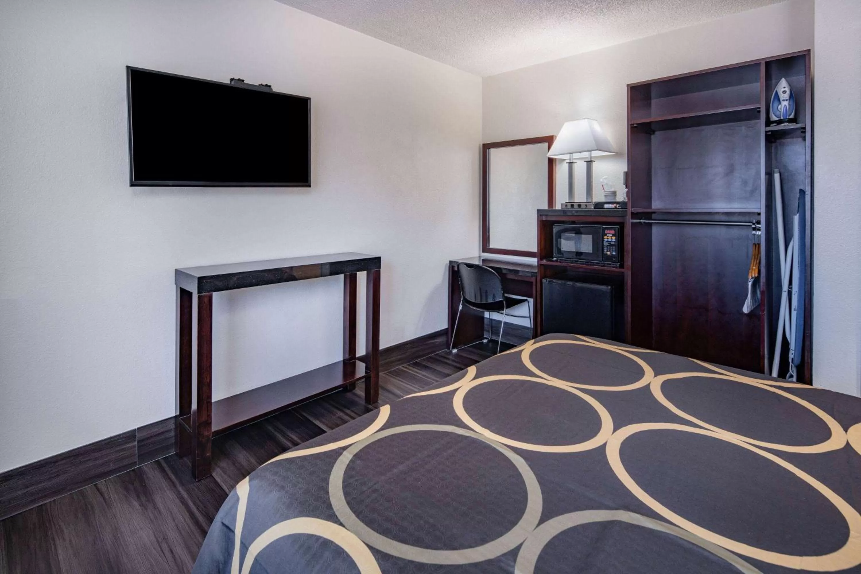 Photo of the whole room, Bed in Super 8 by Wyndham San Diego Hotel Circle