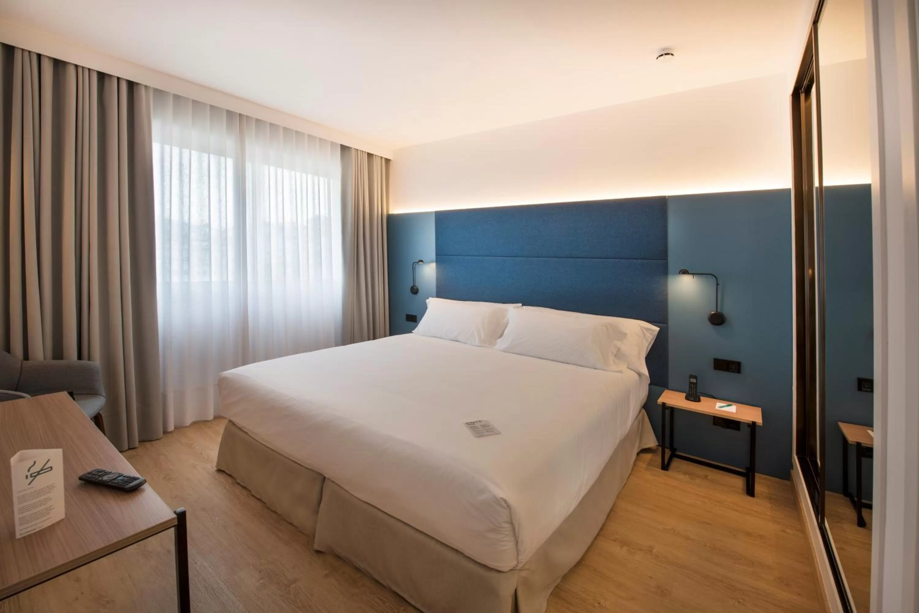 Photo of the whole room, Bed in Occidental Vigo