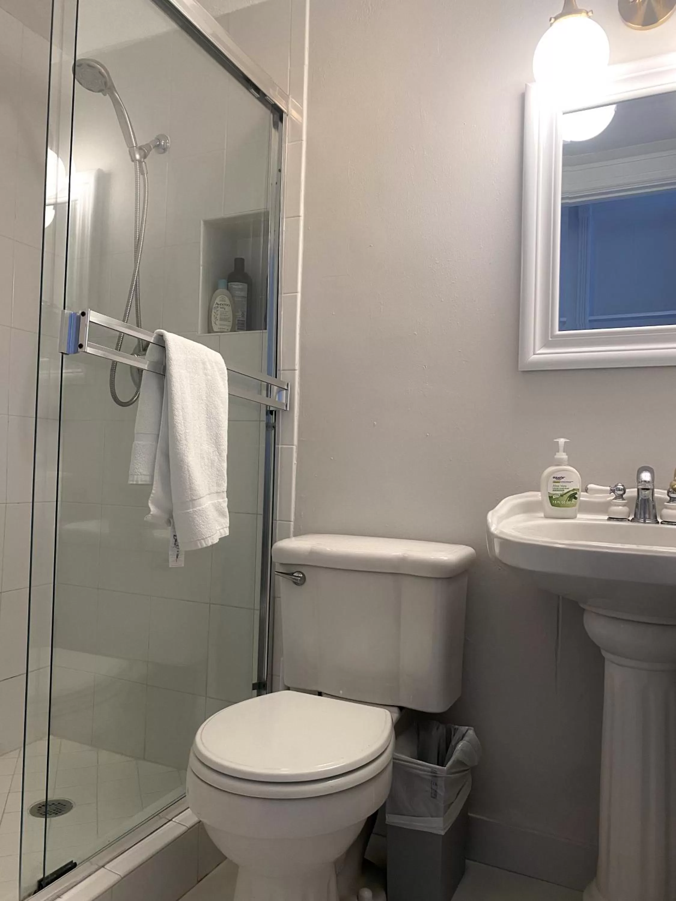 Shower in Tropicals of Palm Beach