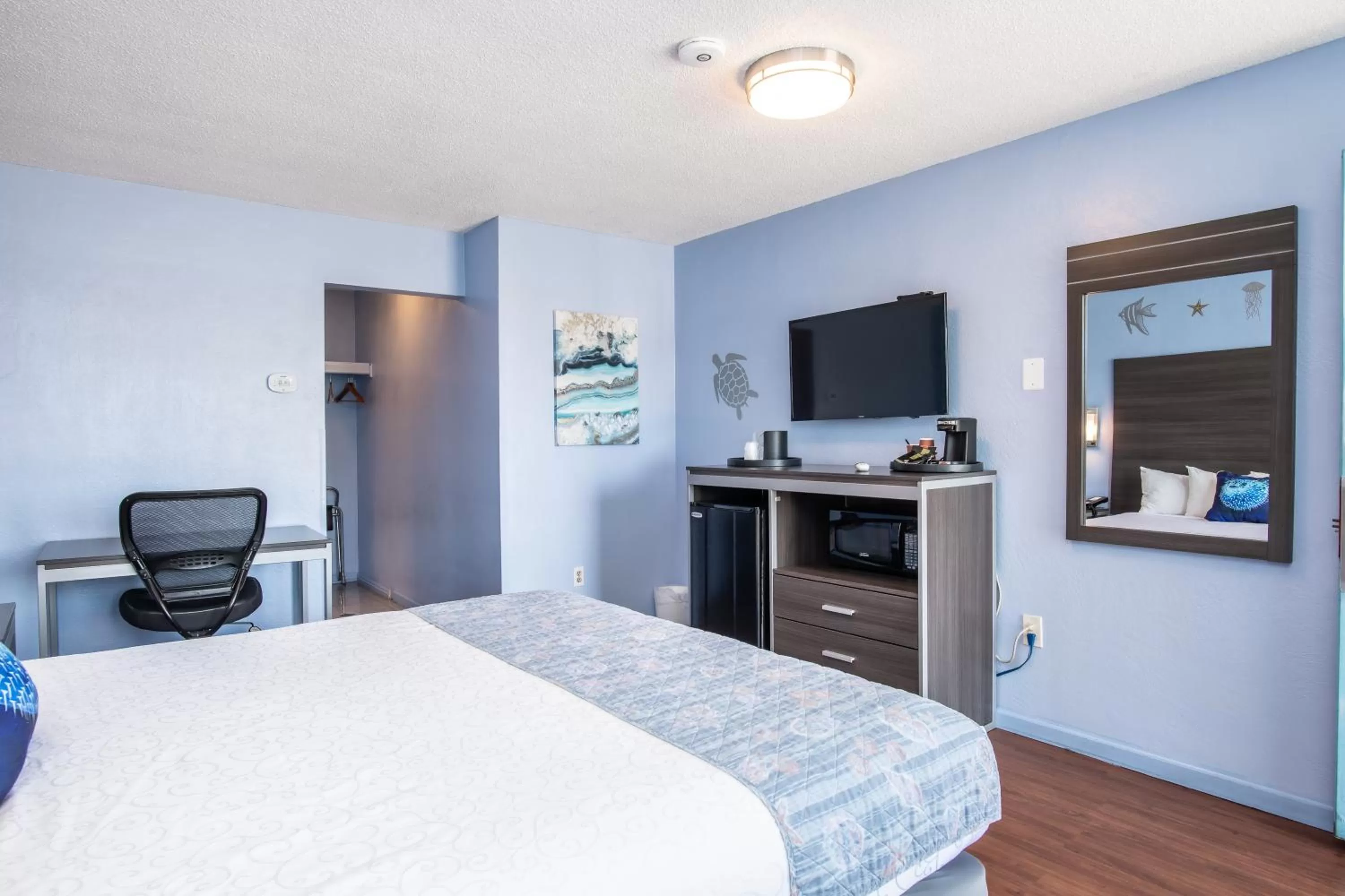 Bed in Aqua Breeze Inn