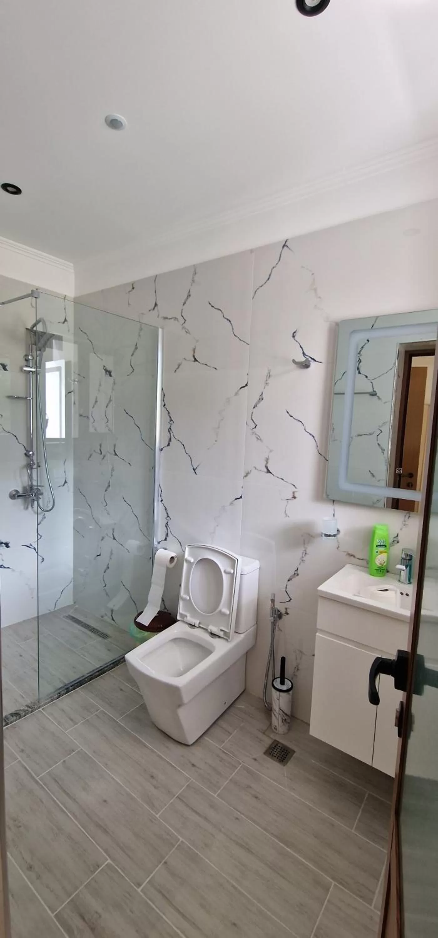 Shower, Seating Area in Hotel Baci