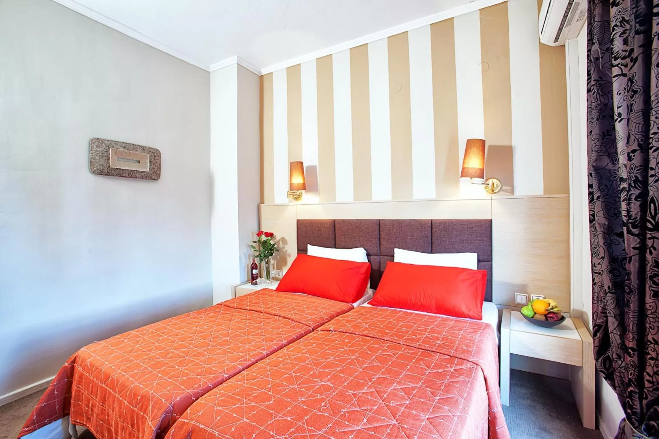 Bed in Anastassiou Hotel - Bike and motorcycle friendly hotel