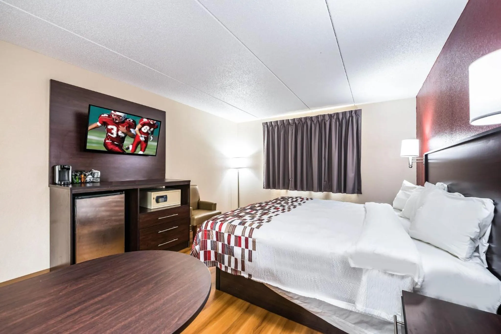 Bedroom in Red Roof Inn Palatine