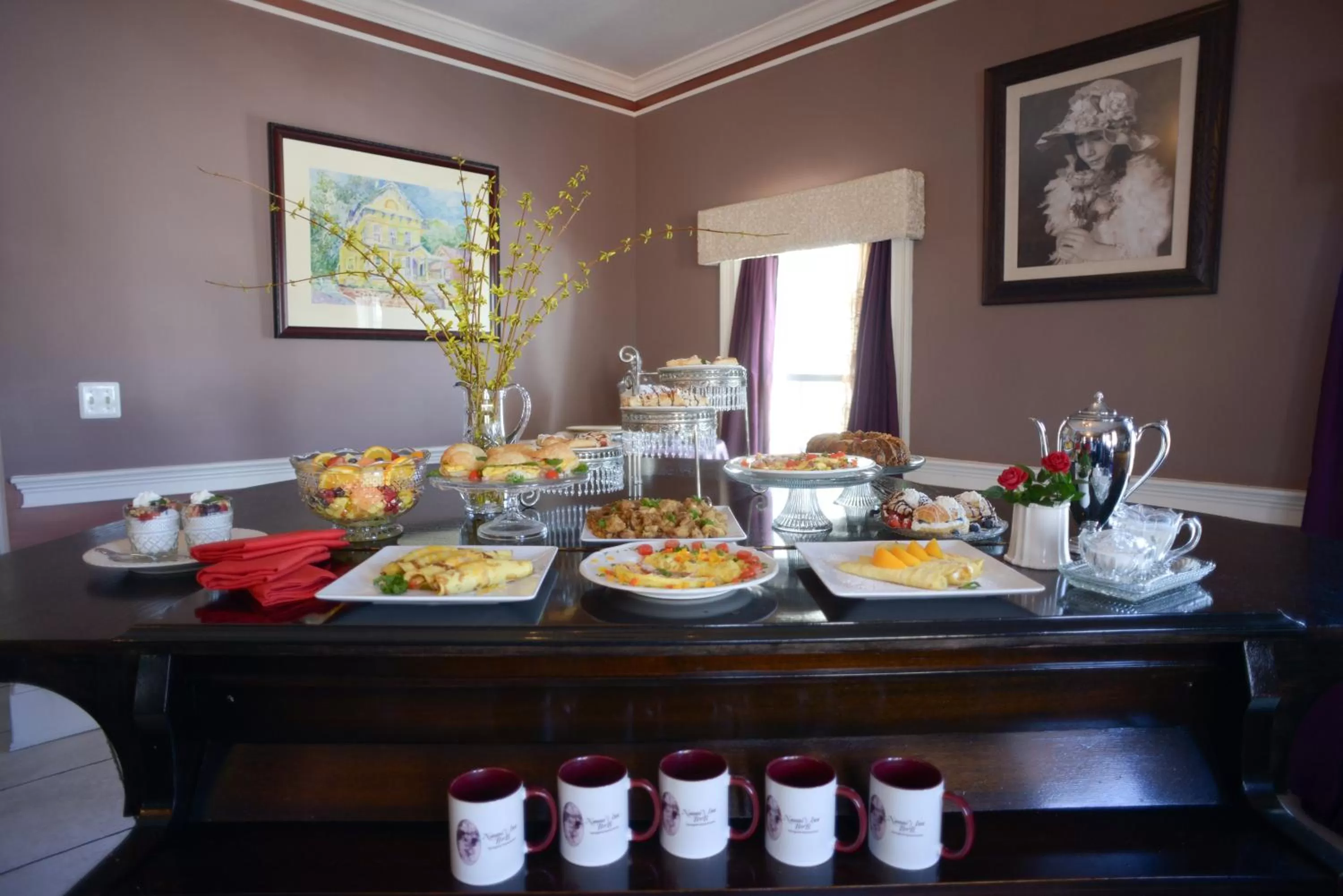 Food and drinks in Naomi's Inn Bed & Breakfast