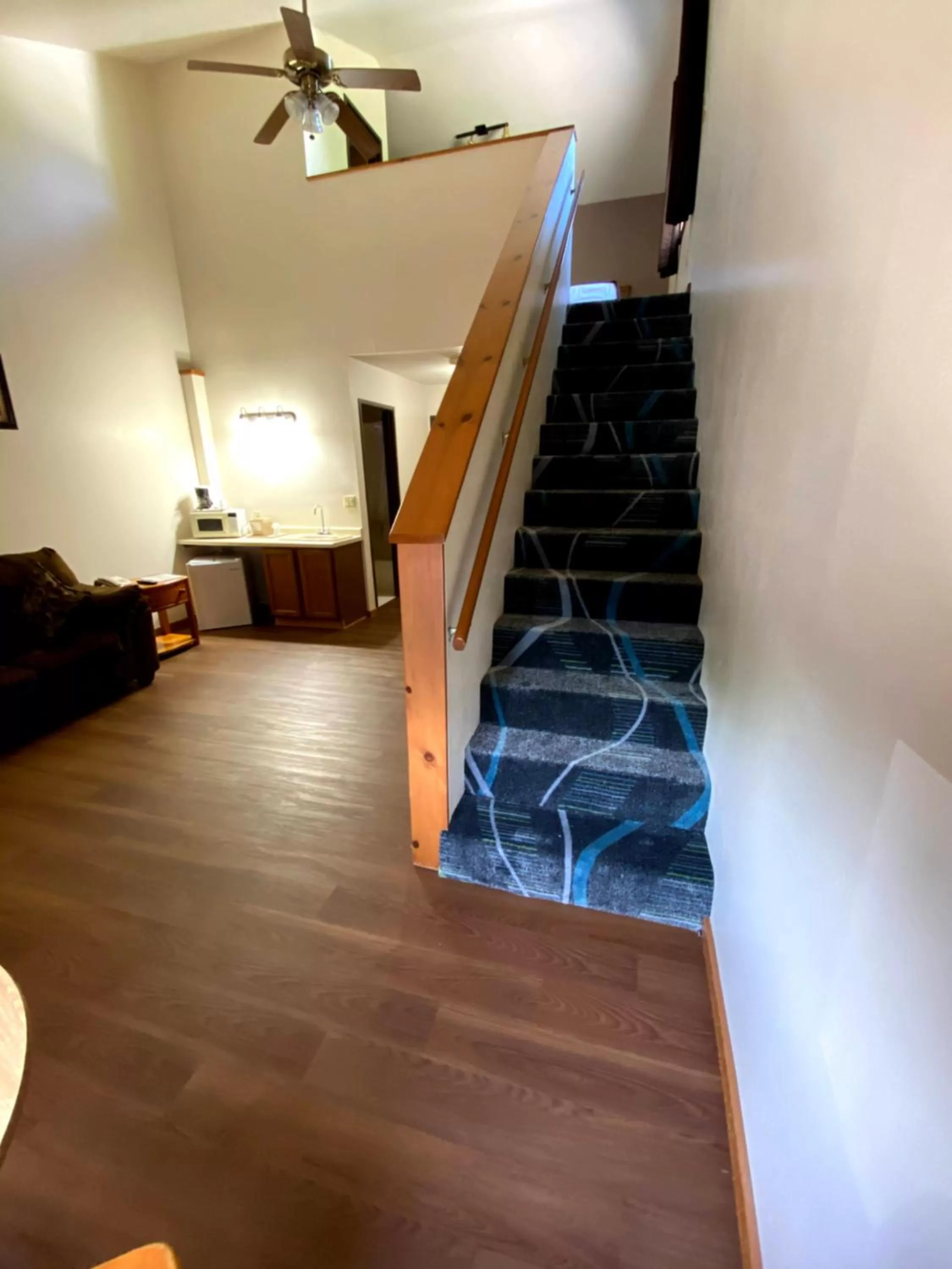 Living room in Woodland Inn & Suites