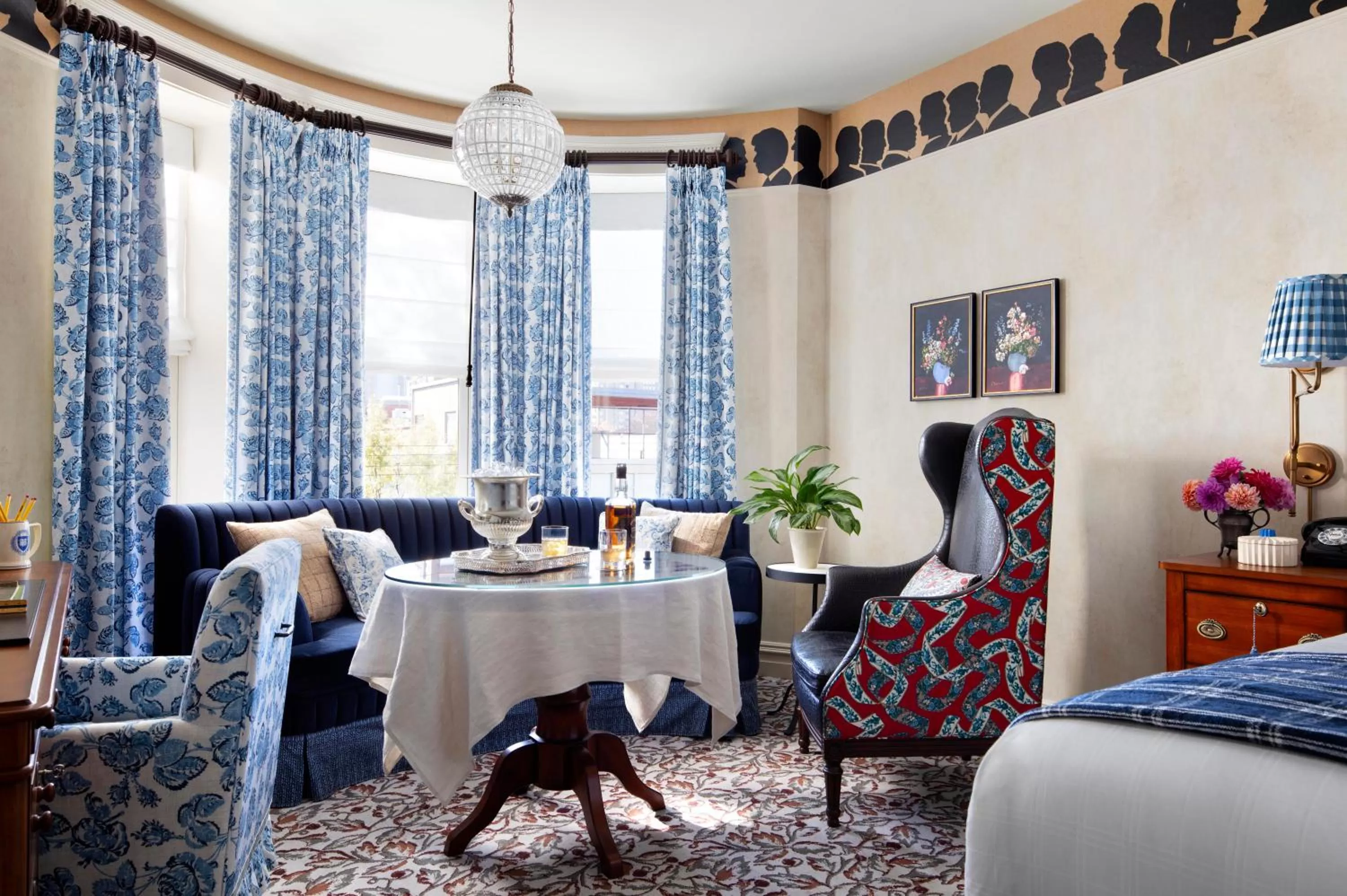 Dining area, Bed in Graduate by Hilton New Haven