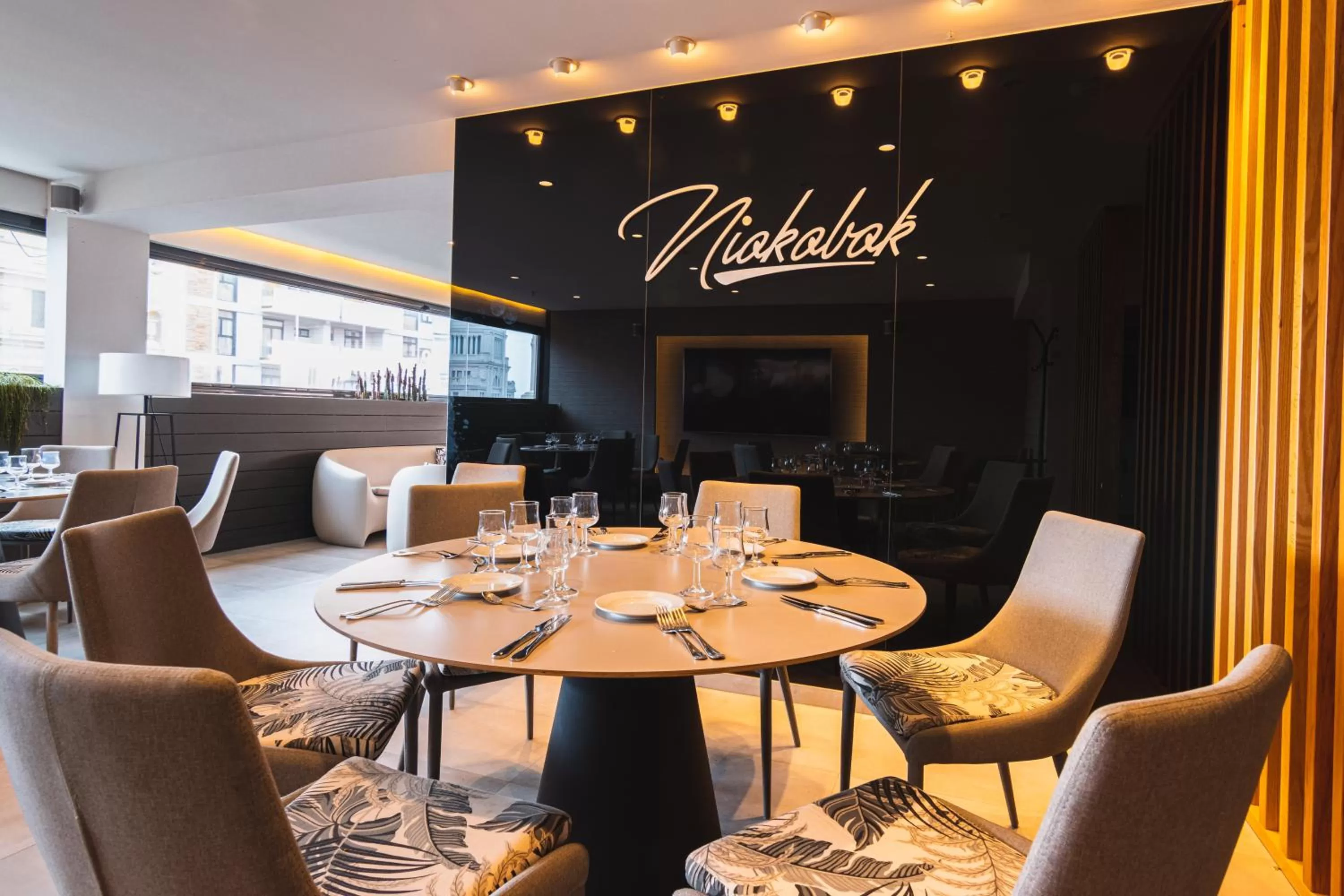 Restaurant/places to eat in Hotel Adonis Plaza