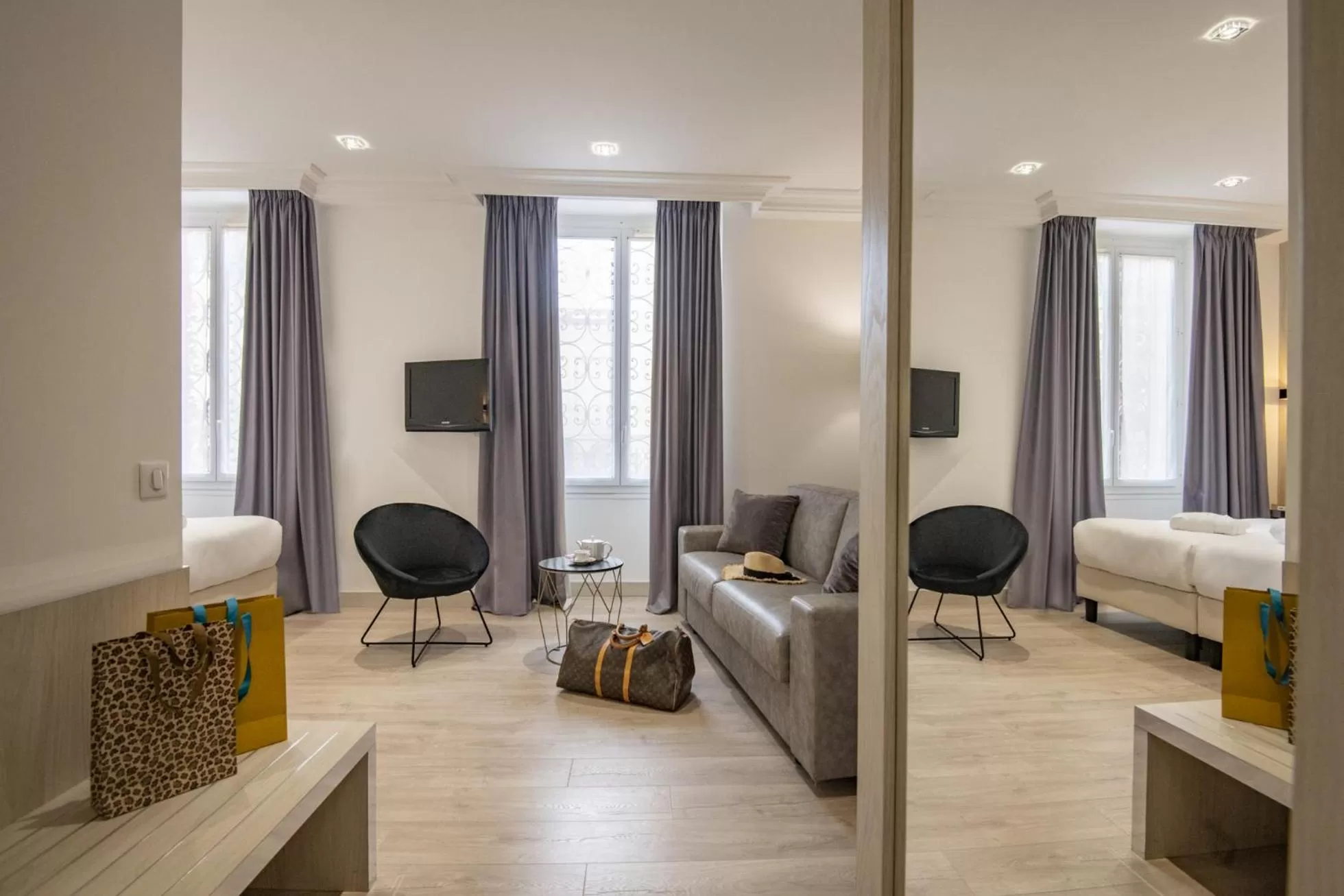 Seating area, Bed in GOLDEN TULIP CANNES HOTEL de PARIS