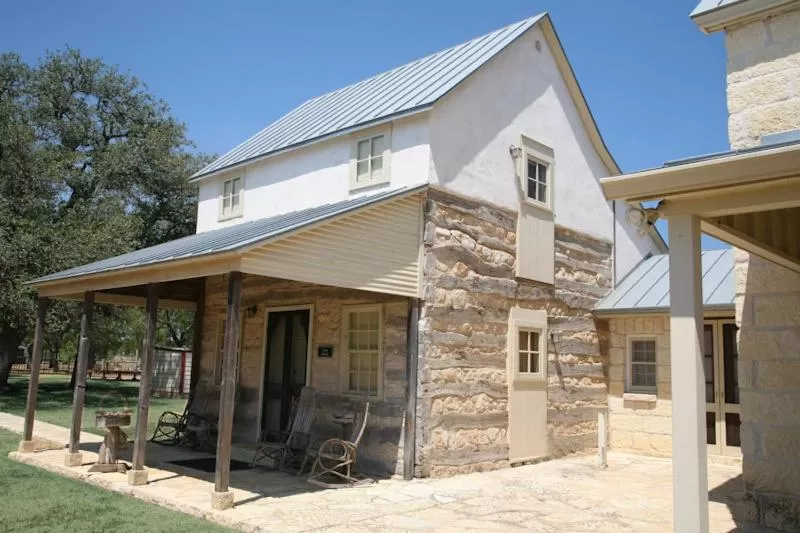 Property Building in Full Moon Inn