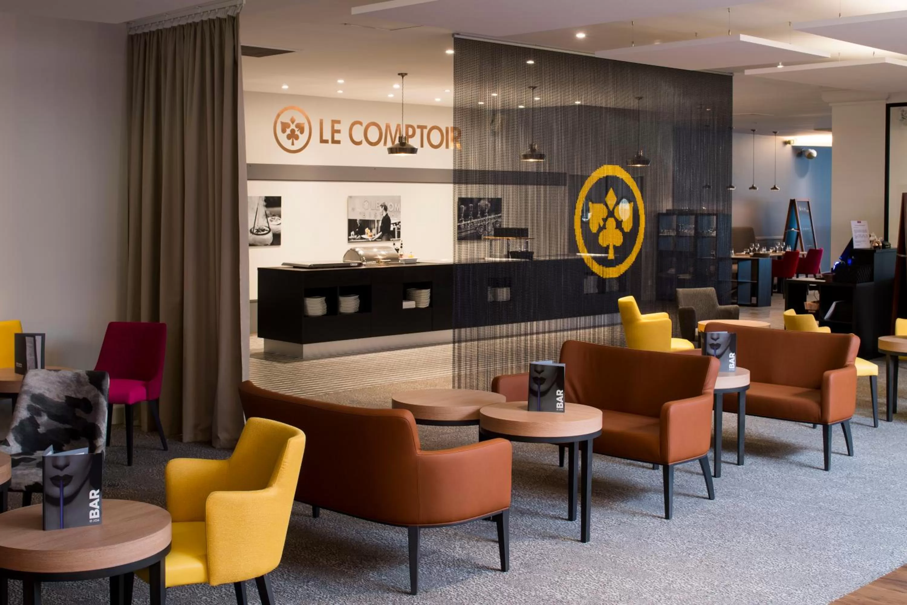 Lounge or bar in L'hôtel by JOA de Saint-Paul-Lès-Dax