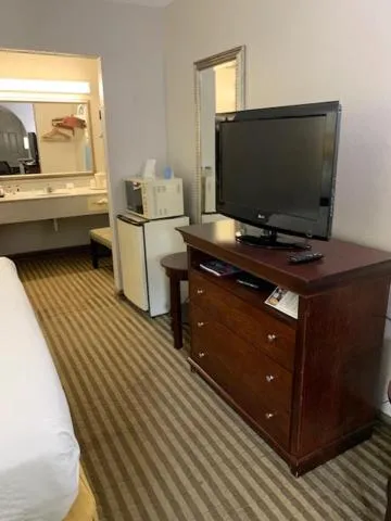 TV and multimedia, Bed in Days Inn by Wyndham Ocean Springs