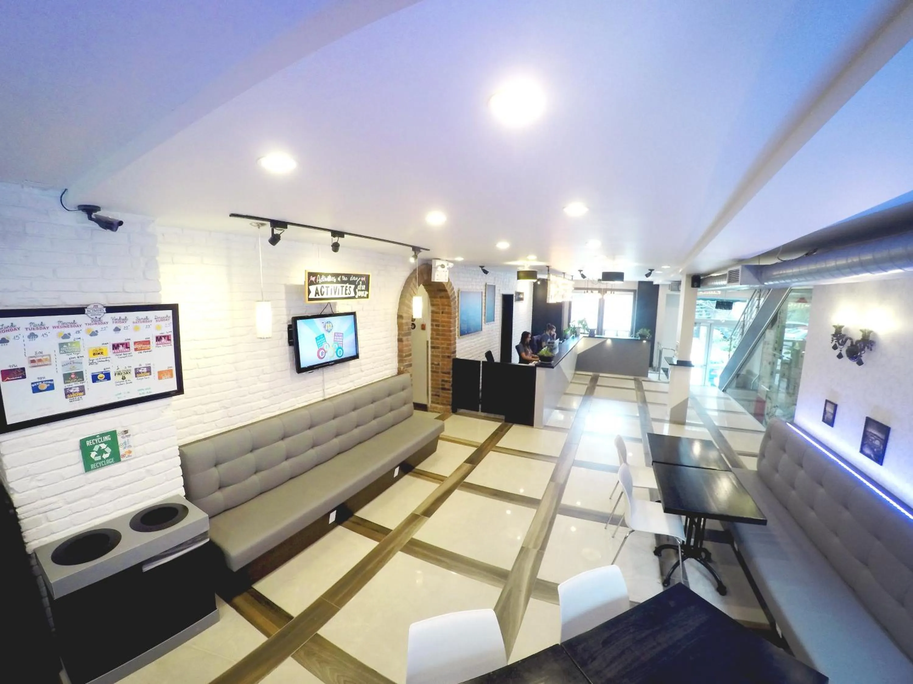 Lobby or reception in M Montreal Hostel