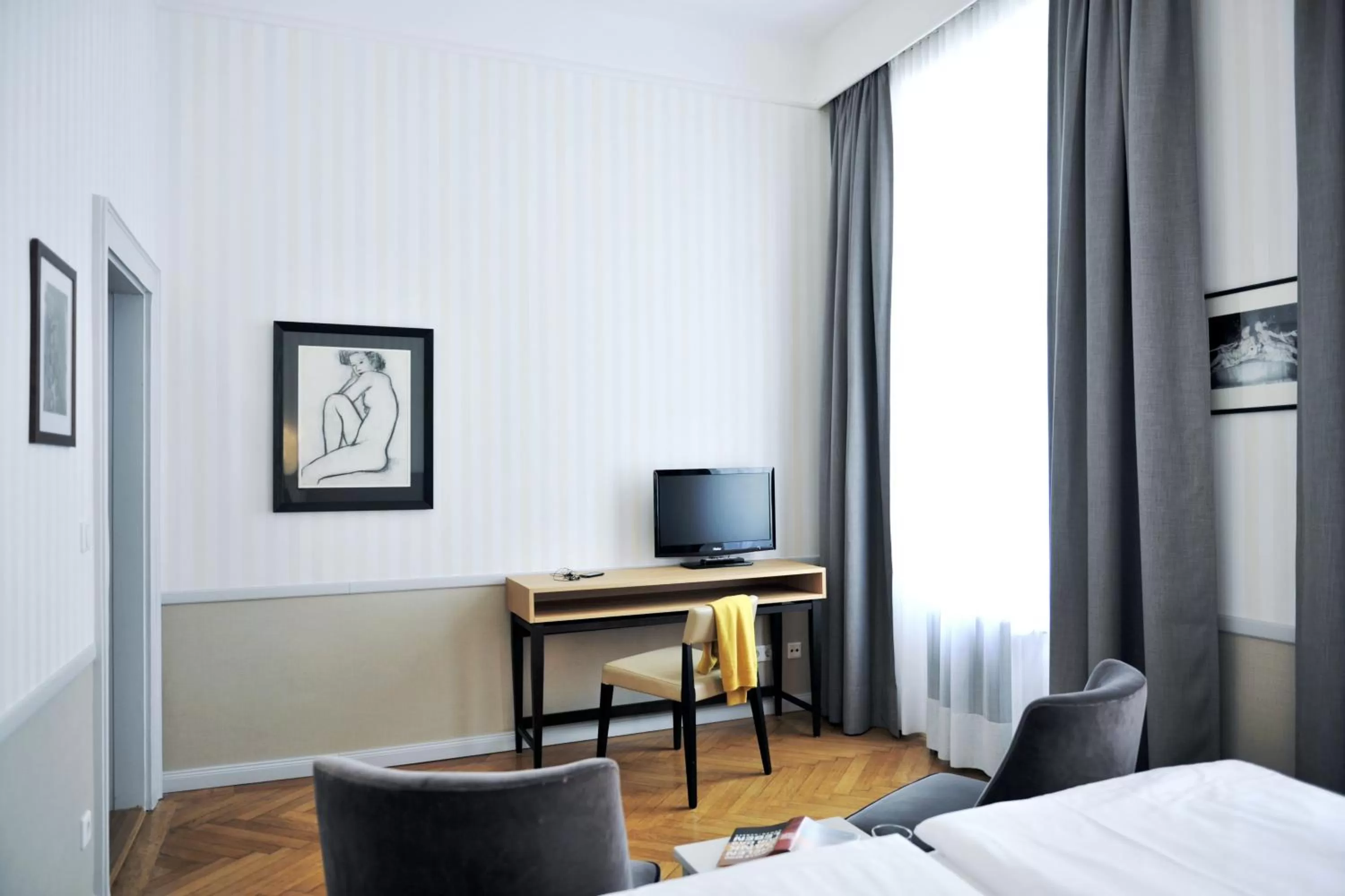 Photo of the whole room, Bed in Hotel Kärntnerhof