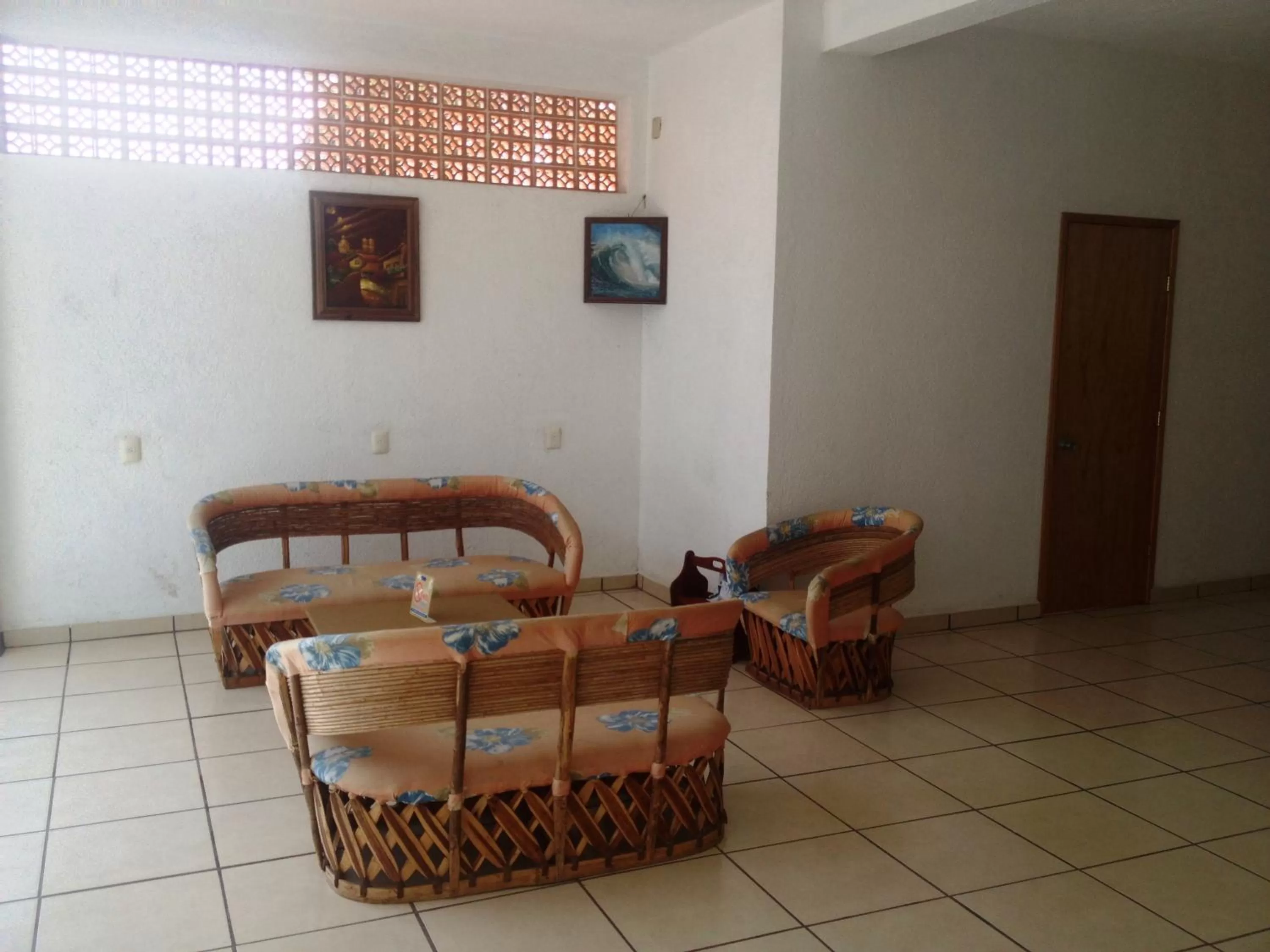 Lounge or bar, Seating Area in Hotel Sarabi