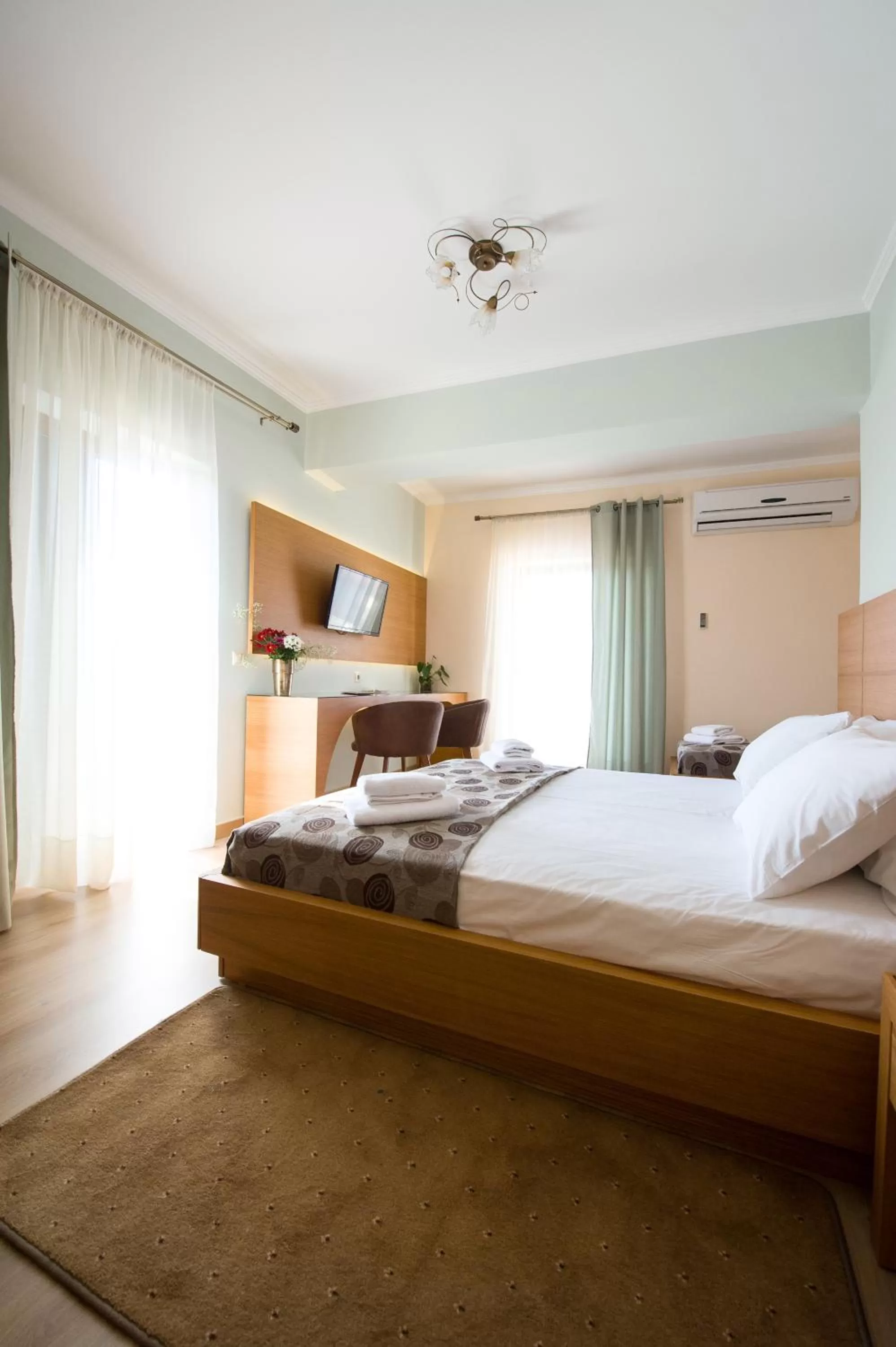 Photo of the whole room, Bed in Olympion