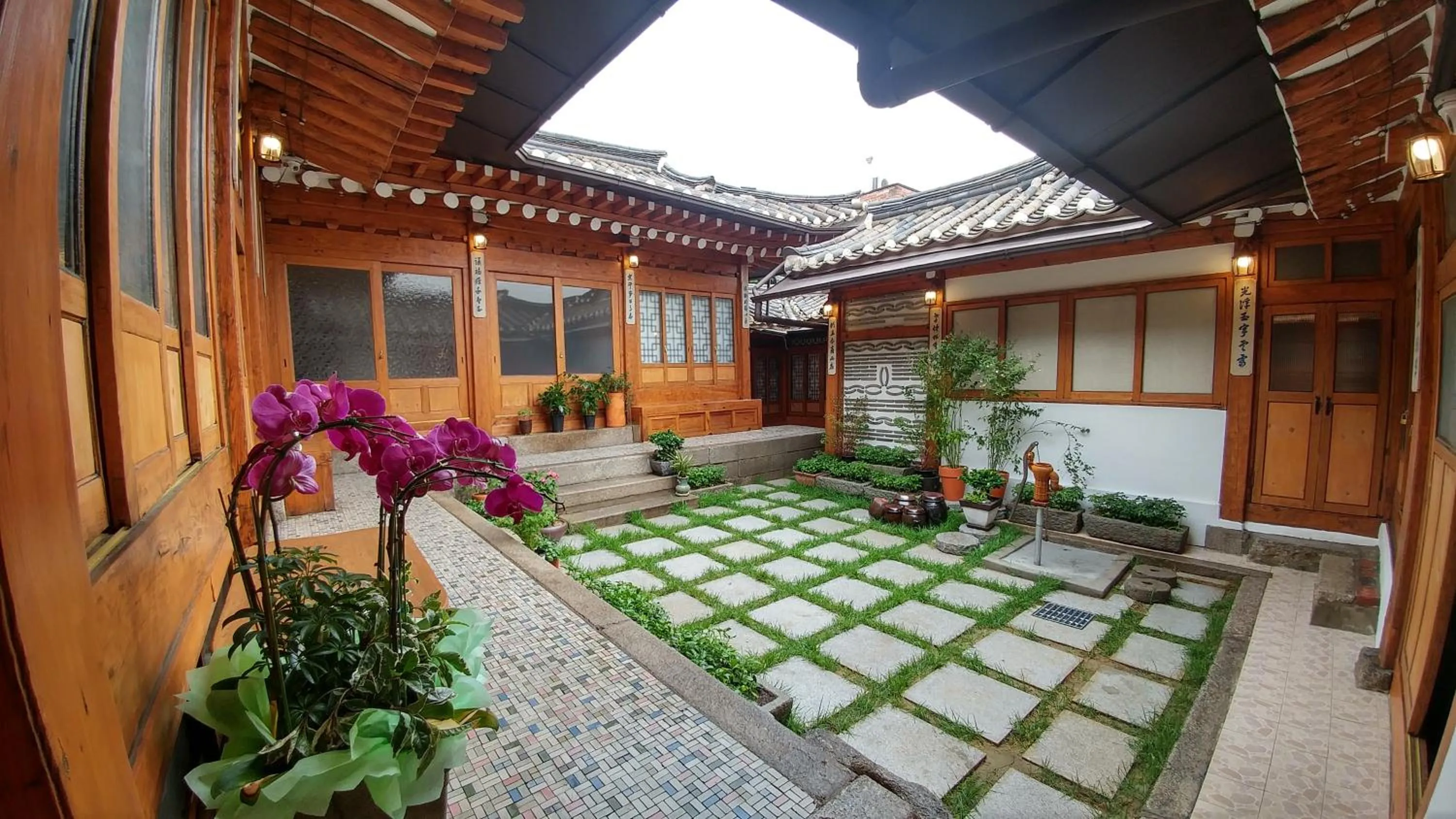 Property building in Bukchon Sosunjae Guesthouse
