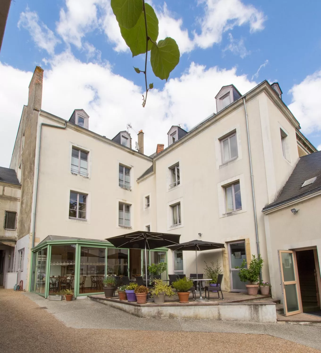 Property building in Logis Hôtel Le Vert Galant