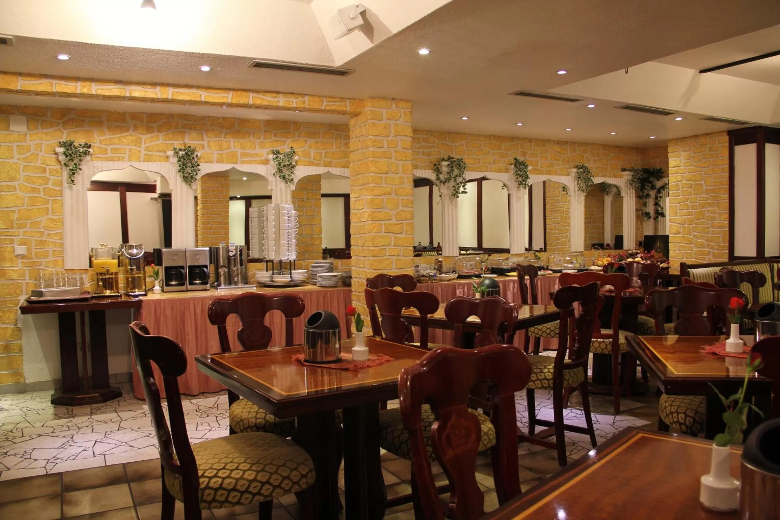 Restaurant/places to eat in Wali's Hotel