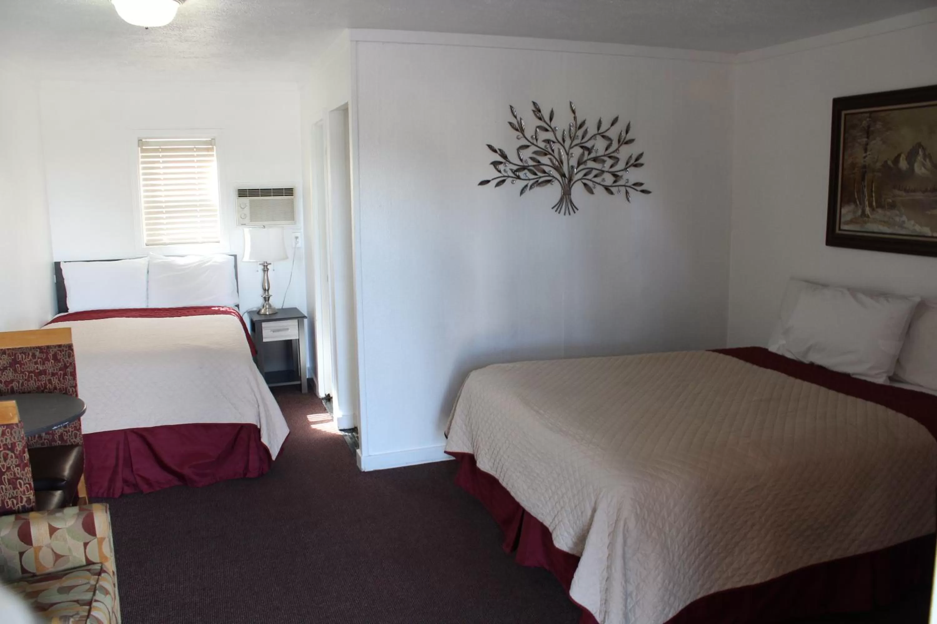 Bed in Chalet Motel - Affordable Stay in Central Bend