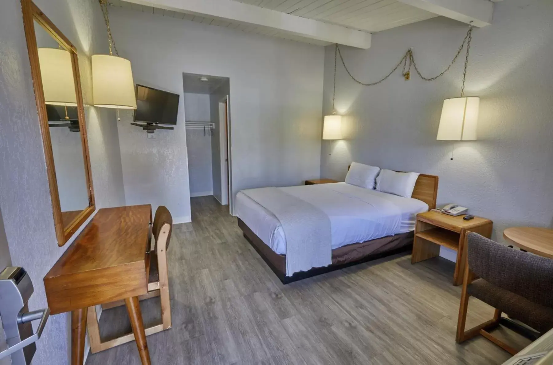 Superior Queen Room in EZ 8 Motel San Jose I Superior Queen Room in EZ 8 Motel San Jose I