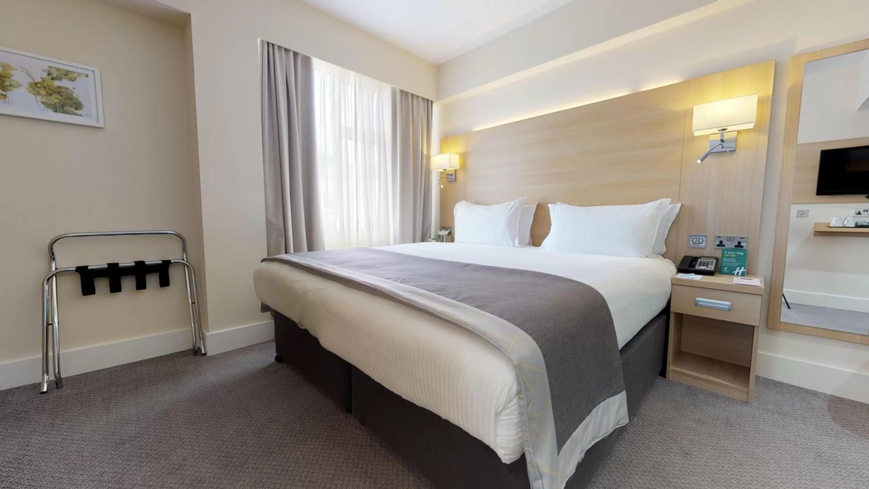 Photo of the whole room, Bed in Holiday Inn London Kensington High St. by IHG