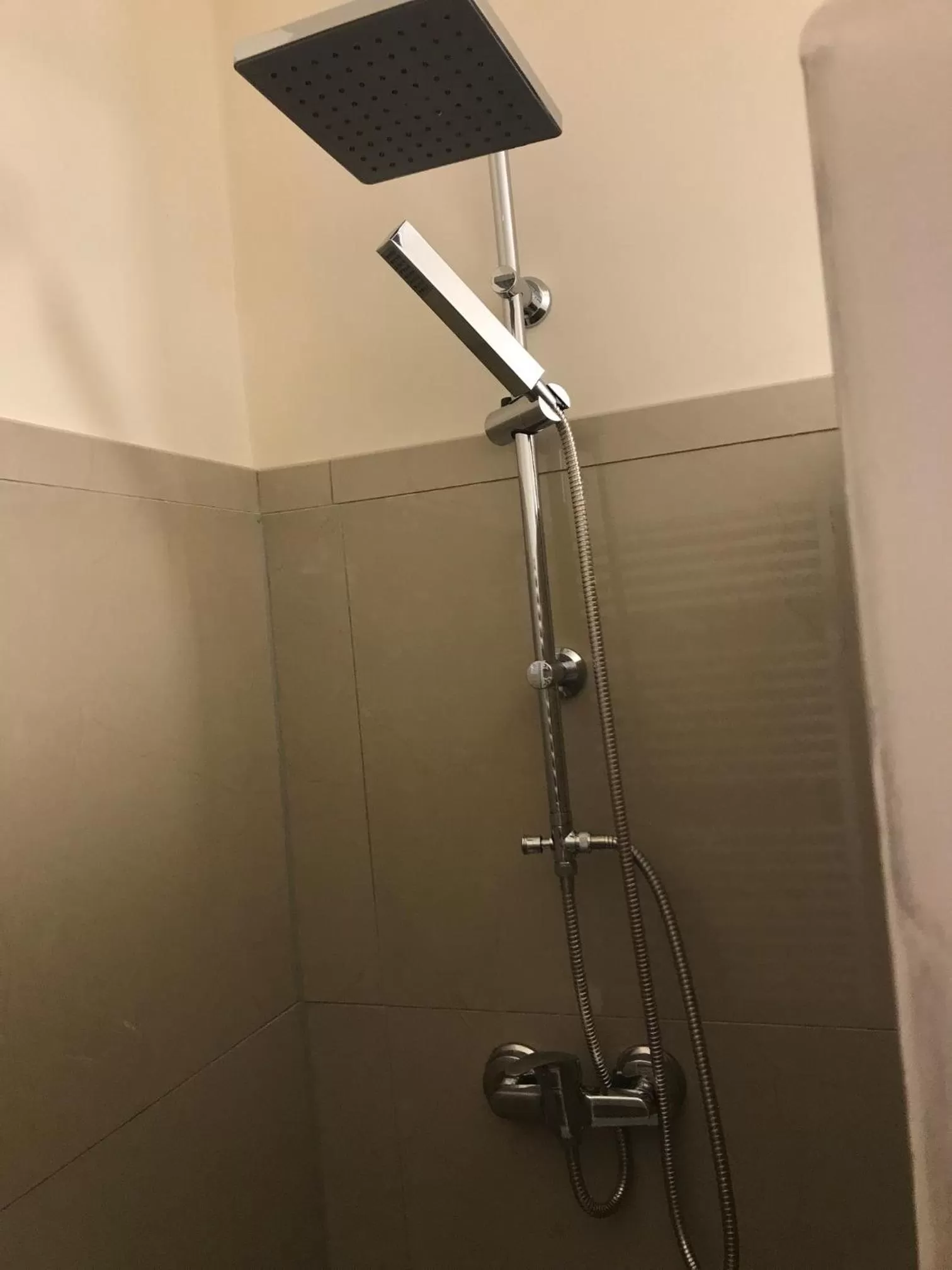 Kraft Hotel-Klimaanlage in jedem Zimmer, AC in each room!