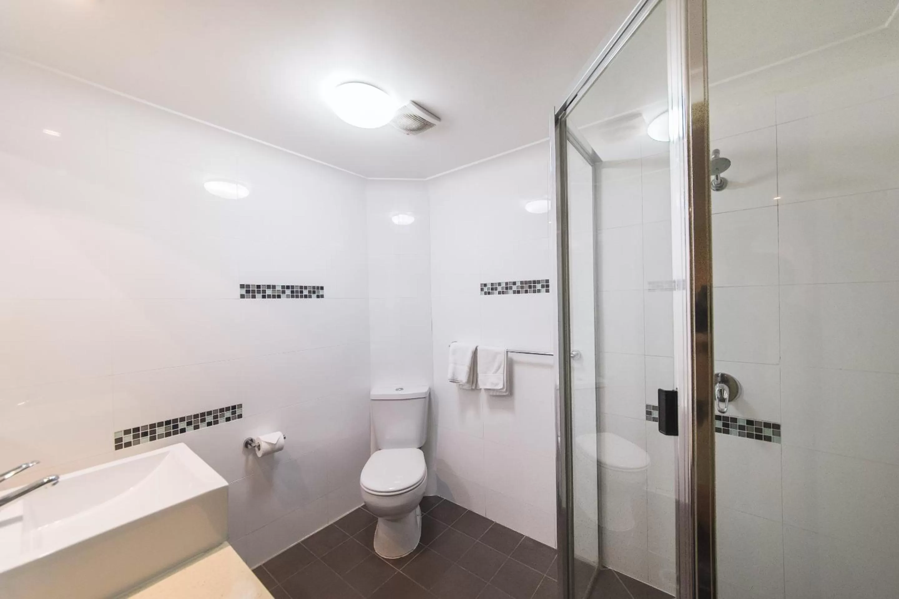 Bathroom in Rocky Resort Motor Inn