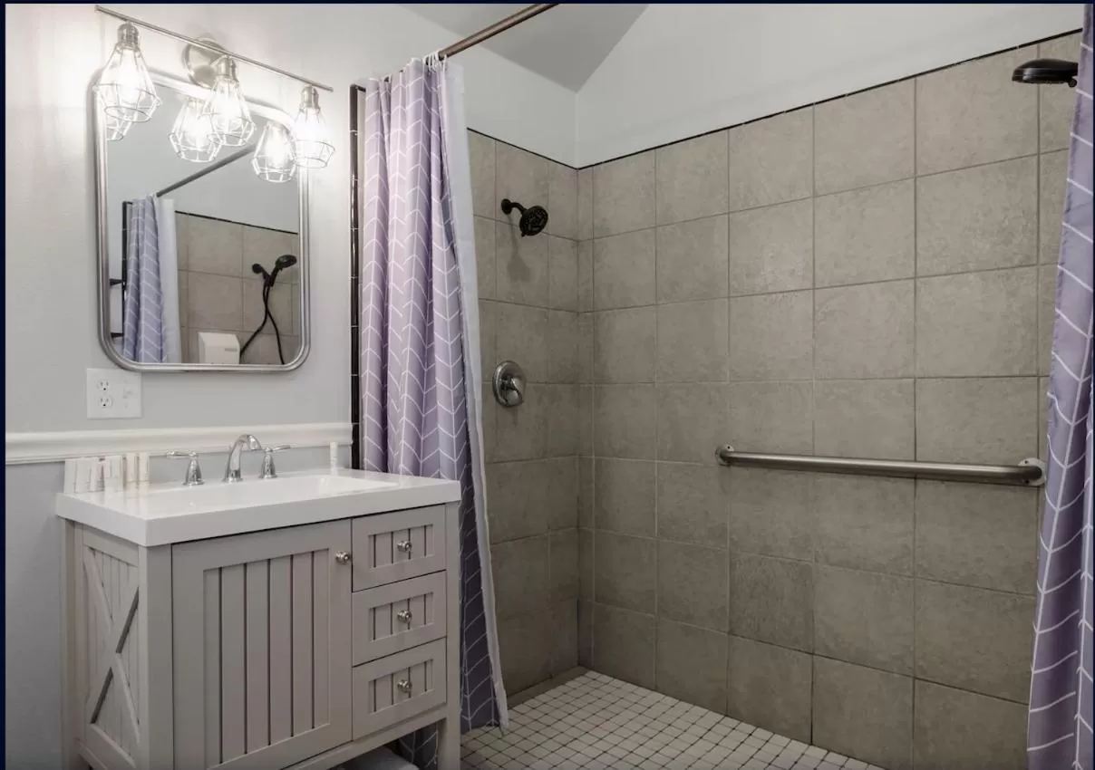 Bathroom in Hounds Tooth Inn